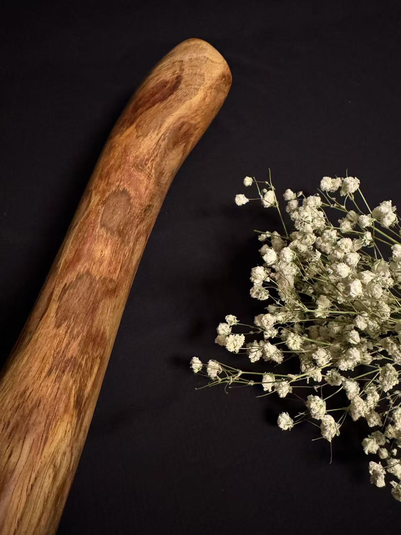 零元拍：NO.5终于在节前收到这批送出去加工的海南黄花梨随型把玩棍横财，这也许就是玩木头的乐趣吧，每一个花纹都独一无二，是自然与匠心的完美邂逅。 它保留了木材最本真的曲线，每一处起伏都像是时光在木头上留下的指纹。尺寸：430/45/50MM