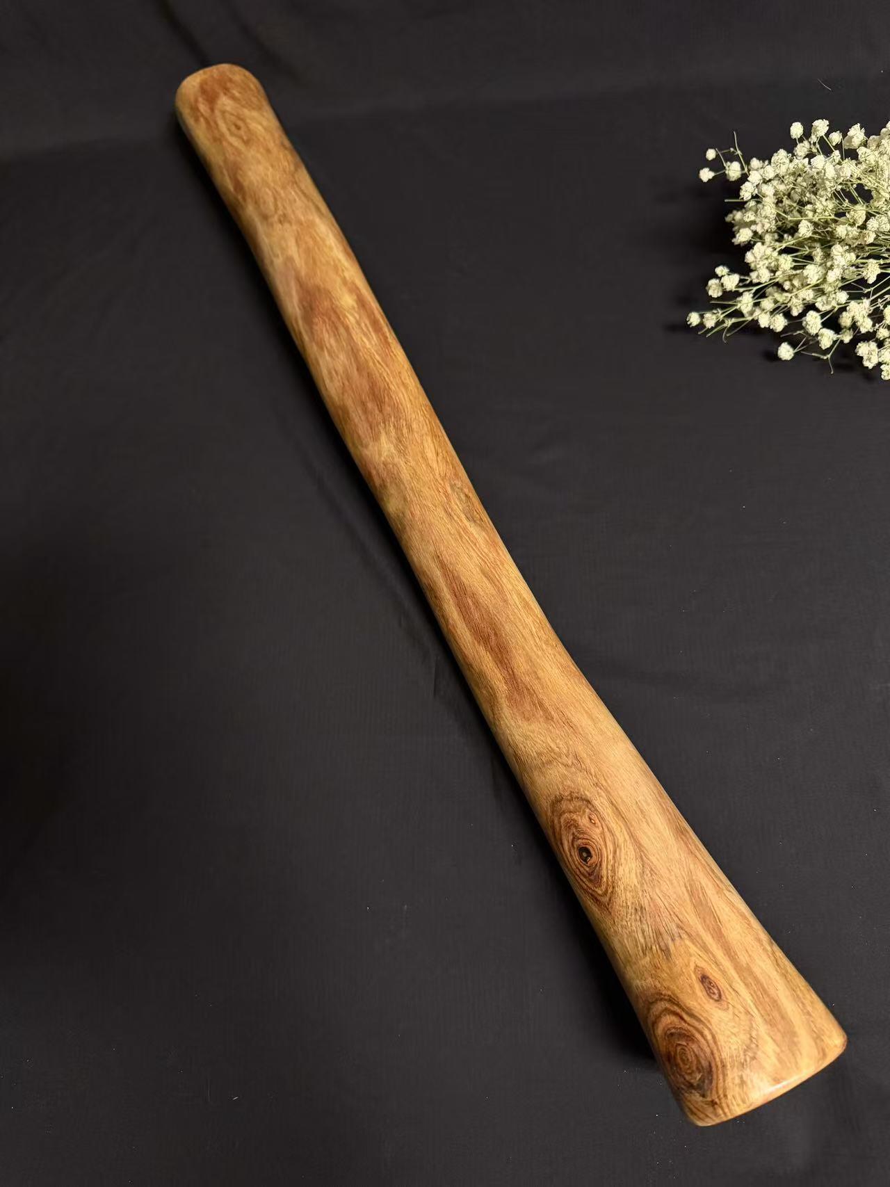 零元拍：NO.7终于在节前收到这批送出去加工的海南黄花梨随型把玩棍横财，这也许就是玩木头的乐趣吧，每一个花纹都独一无二，是自然与匠心的完美邂逅。 它保留了木材最本真的曲线，每一处起伏都像是时光在木头上留下的指纹。尺寸：626/55/60MM