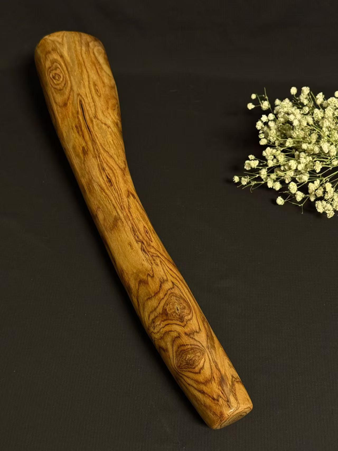 零元拍：NO.8终于在节前收到这批送出去加工的海南黄花梨随型把玩棍横财，这也许就是玩木头的乐趣吧，每一个花纹都独一无二，是自然与匠心的完美邂逅。 它保留了木材最本真的曲线，每一处起伏都像是时光在木头上留下的指纹。尺寸：453/37/80MM