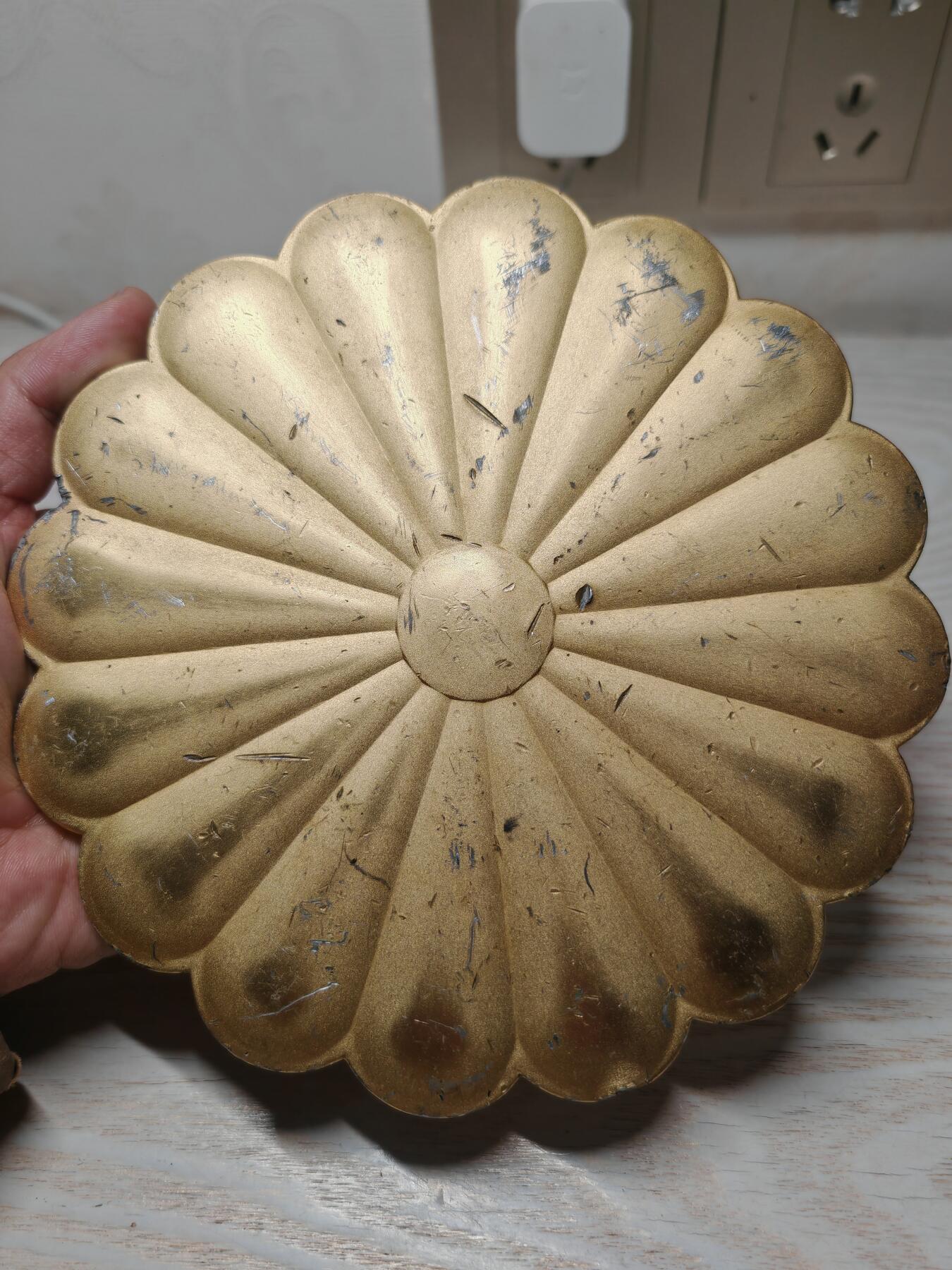 昭和天皇与香淳皇后结婚五十一周年纪念章，带原盒，官方纪念款，1976年发行，收藏价值高。直径约18cm，重400多克，有磕碰磨损。