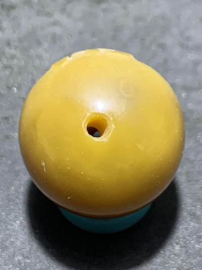 精美高玉化亚光冻料鸡油黄战国红玛瑙手工俏色巧雕悟字珠一个， 精美高玉化亚光冻料鸡油黄战国红玛瑙手工俏色巧雕悟字珠一个，