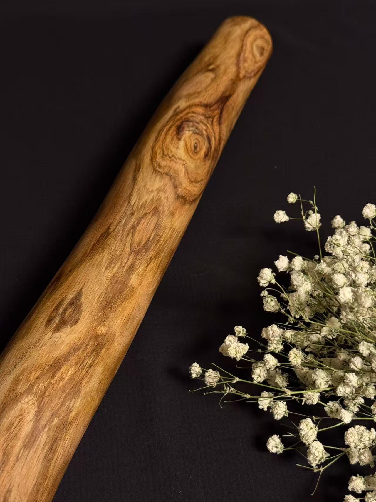 零元拍：NO.4终于在节前收到这批送出去加工的海南黄花梨随型把玩棍横财，这也许就是玩木头的乐趣吧，每一个花纹都独一无二，是自然与匠心的完美邂逅。 它保留了木材最本真的曲线，每一处起伏都像是时光在木头上留下的指纹。尺寸：585/50/36MM