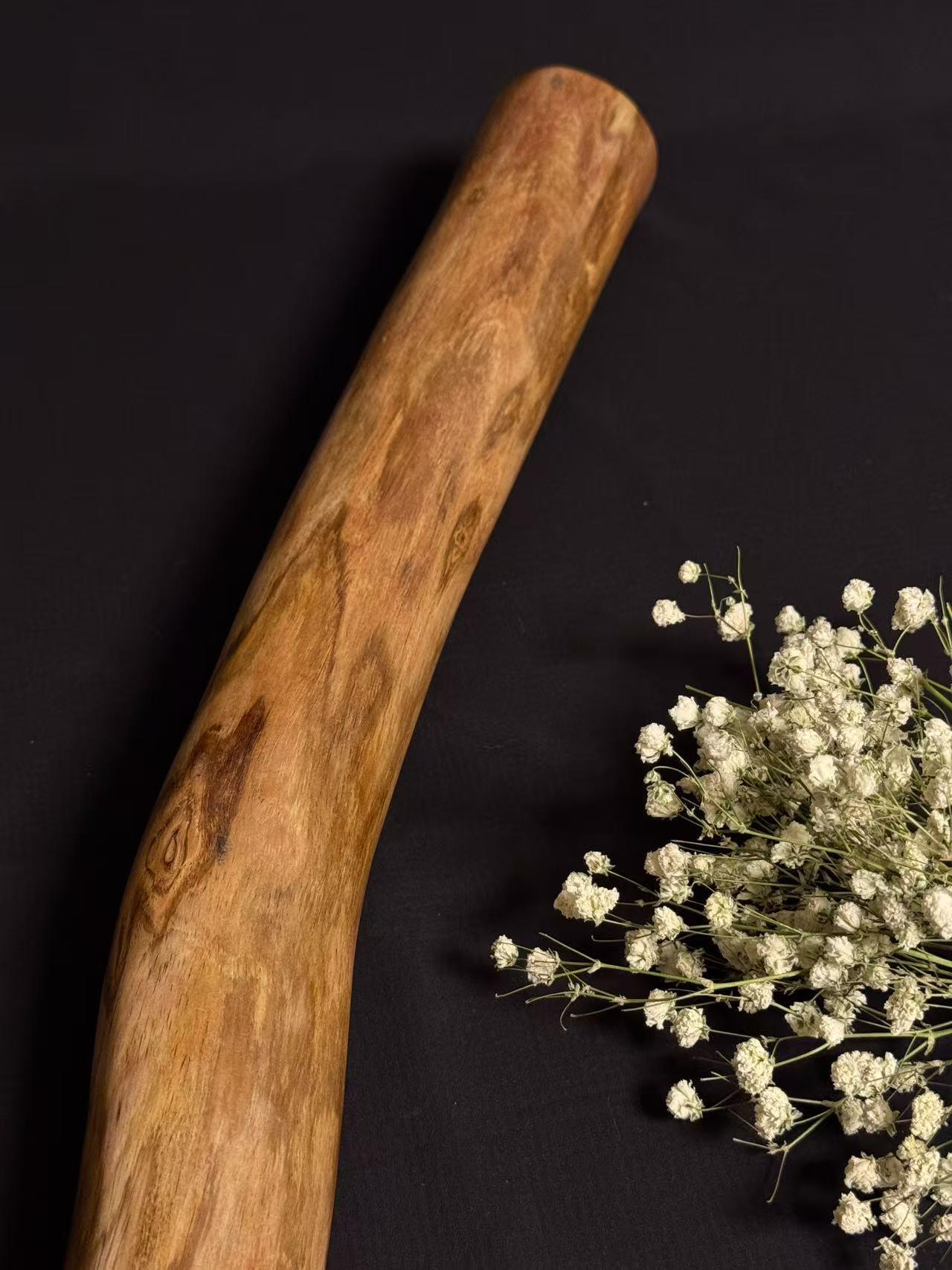 零元拍：NO.4终于在节前收到这批送出去加工的海南黄花梨随型把玩棍横财，这也许就是玩木头的乐趣吧，每一个花纹都独一无二，是自然与匠心的完美邂逅。 它保留了木材最本真的曲线，每一处起伏都像是时光在木头上留下的指纹。尺寸：585/50/36MM