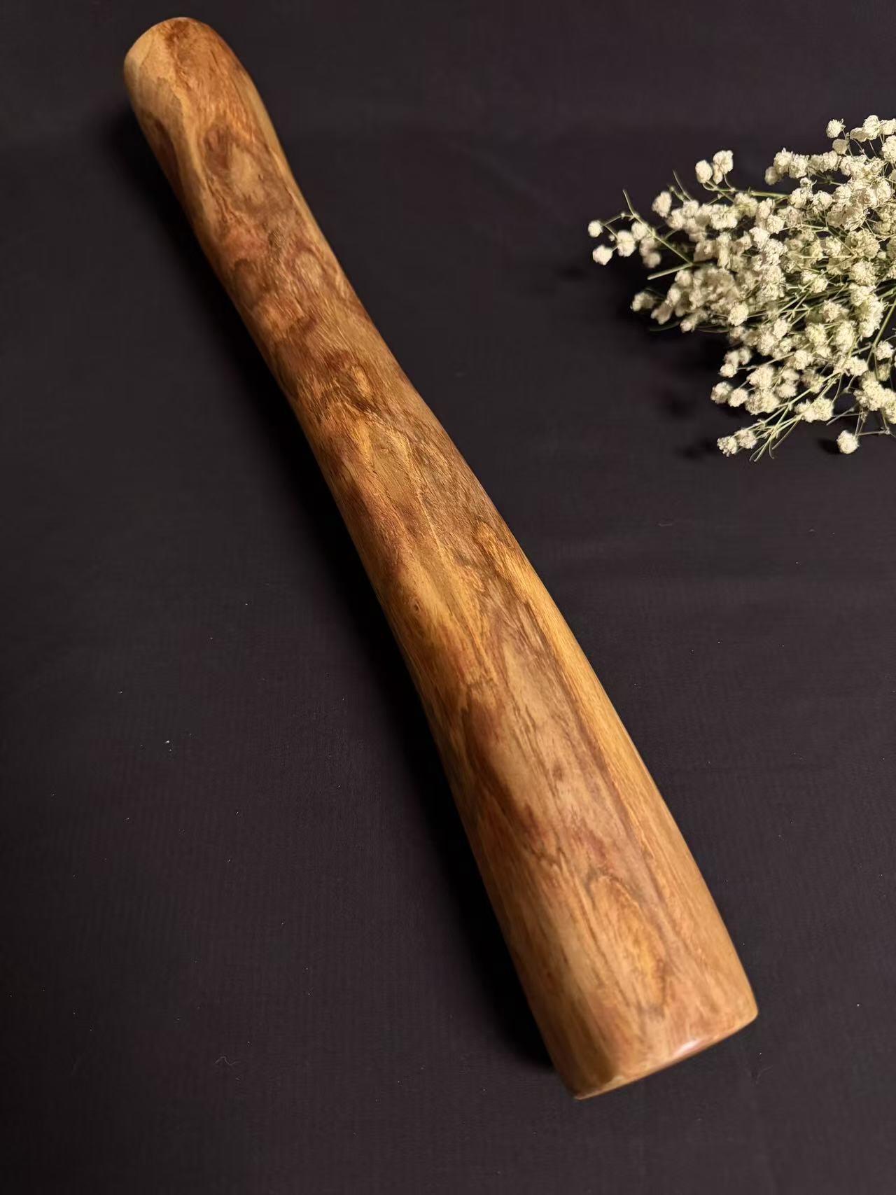 零元拍：NO.5终于在节前收到这批送出去加工的海南黄花梨随型把玩棍横财，这也许就是玩木头的乐趣吧，每一个花纹都独一无二，是自然与匠心的完美邂逅。 它保留了木材最本真的曲线，每一处起伏都像是时光在木头上留下的指纹。尺寸：430/45/50MM