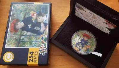 【币将精彩】世界钱币拍卖（2026-3-11） - 帕劳2020年拼图名画雷诺阿《姐妹》彩色大银币 999银3盎司，直径65毫米，发行499枚，带证书包装。