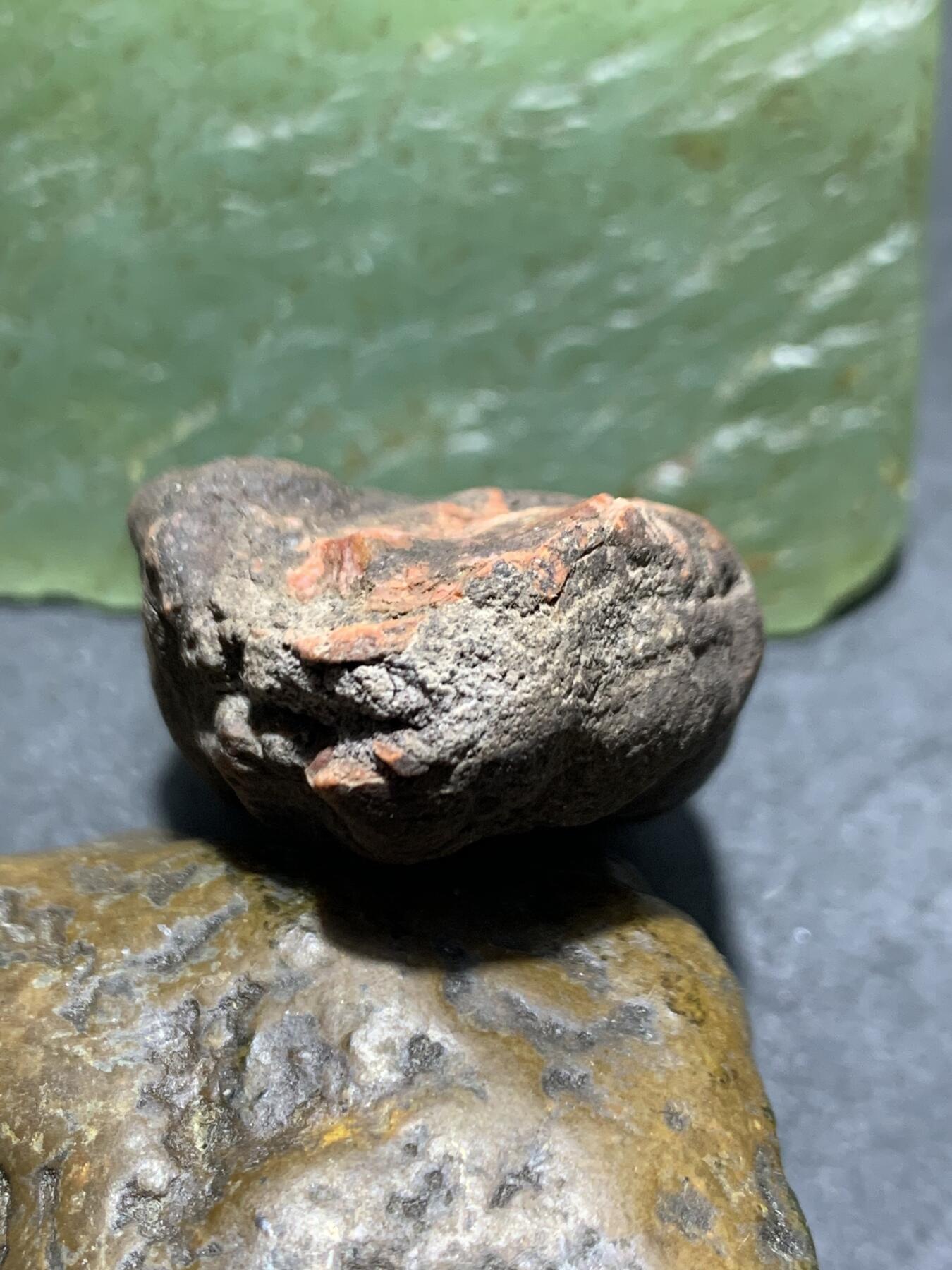 精美铁红皮开窗料南红玛瑙原石一颗，