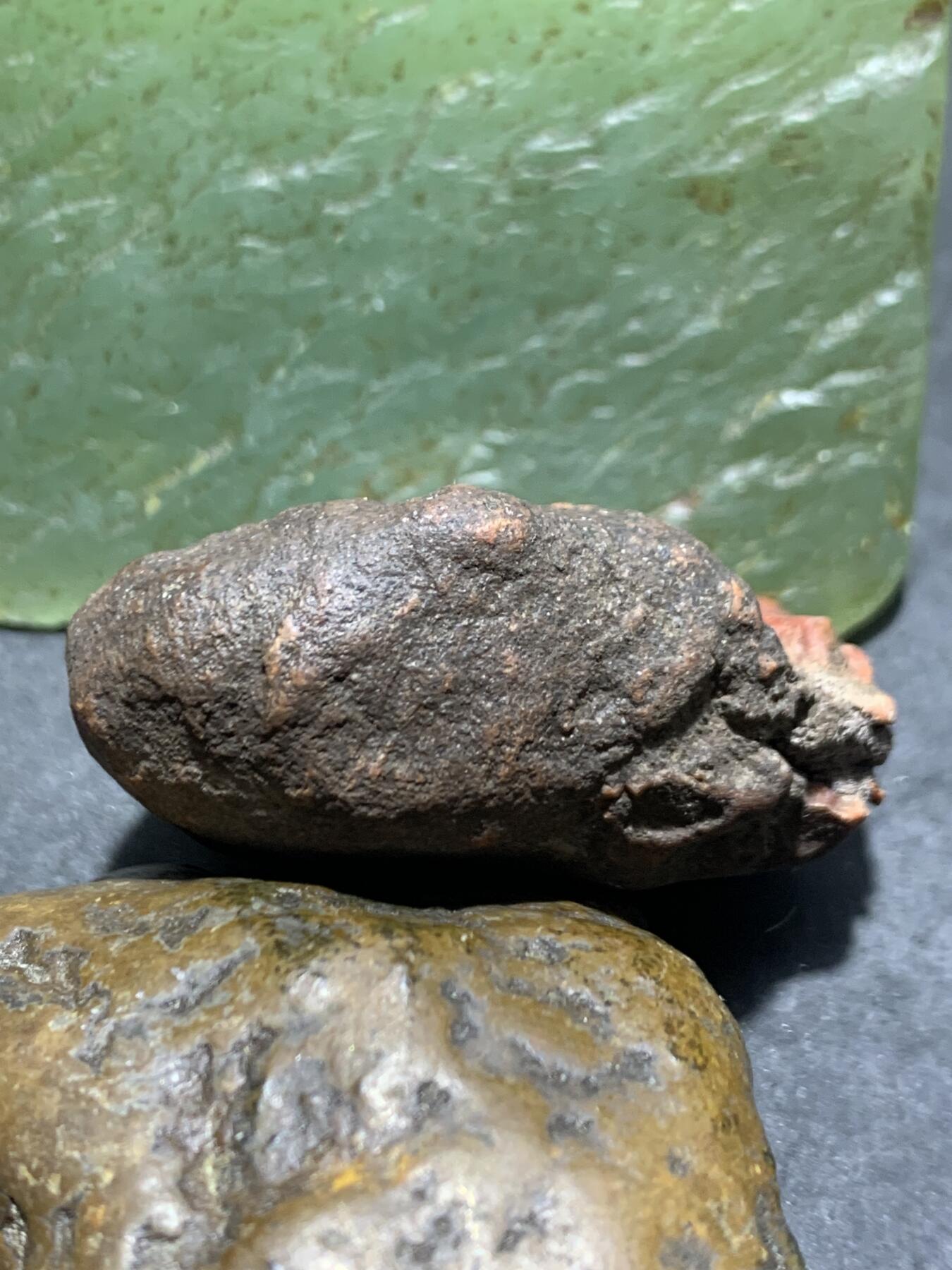 精美铁红皮开窗料南红玛瑙原石一颗，