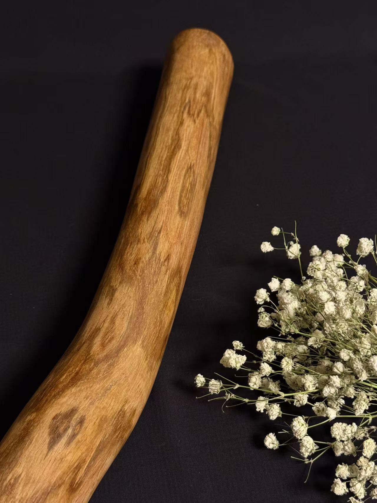 零元拍：NO.4终于在节前收到这批送出去加工的海南黄花梨随型把玩棍横财，这也许就是玩木头的乐趣吧，每一个花纹都独一无二，是自然与匠心的完美邂逅。 它保留了木材最本真的曲线，每一处起伏都像是时光在木头上留下的指纹。尺寸：585/50/36MM