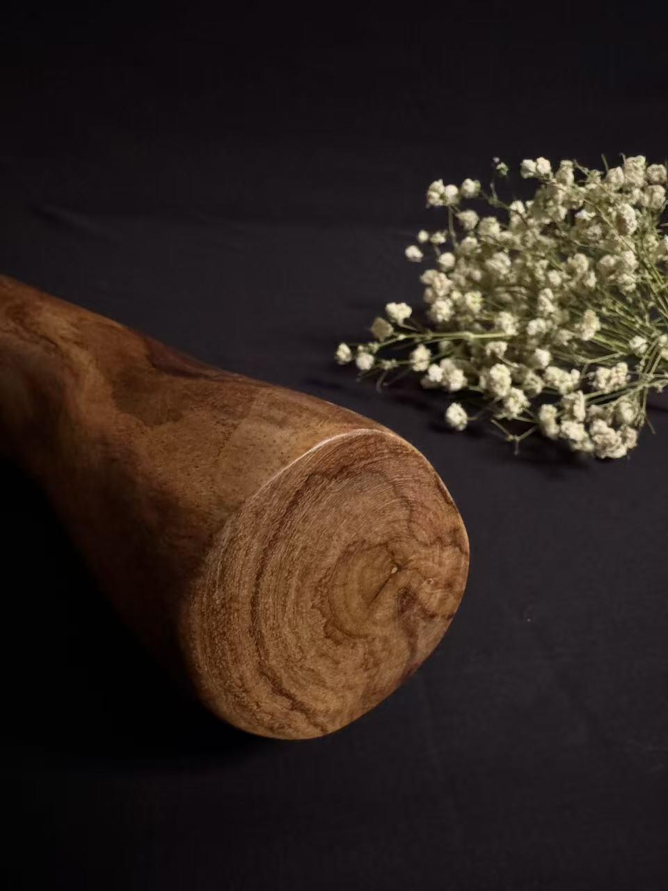 零元拍：NO.5终于在节前收到这批送出去加工的海南黄花梨随型把玩棍横财，这也许就是玩木头的乐趣吧，每一个花纹都独一无二，是自然与匠心的完美邂逅。 它保留了木材最本真的曲线，每一处起伏都像是时光在木头上留下的指纹。尺寸：430/45/50MM