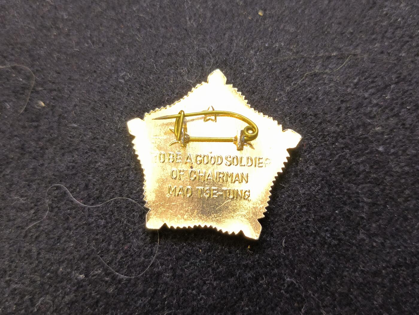 云宸嘉赏-勋臻佳藏新年快速场次（快拍 低佣 一元一手）（新年期间快递正常发） 外文版“军星像章”（外文：做毛主席的好战士）外事人员（非武官）佩戴，也用于赠社会主义国家友人