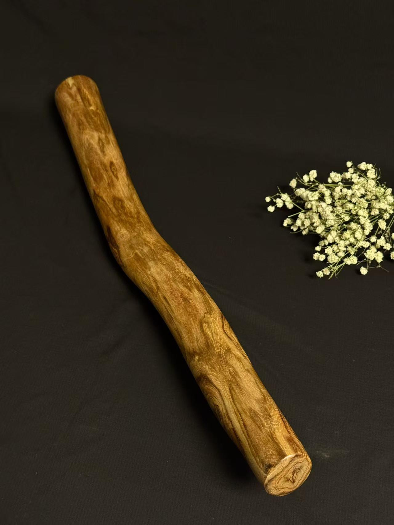 零元拍：NO.4终于在节前收到这批送出去加工的海南黄花梨随型把玩棍横财，这也许就是玩木头的乐趣吧，每一个花纹都独一无二，是自然与匠心的完美邂逅。 它保留了木材最本真的曲线，每一处起伏都像是时光在木头上留下的指纹。尺寸：585/50/36MM