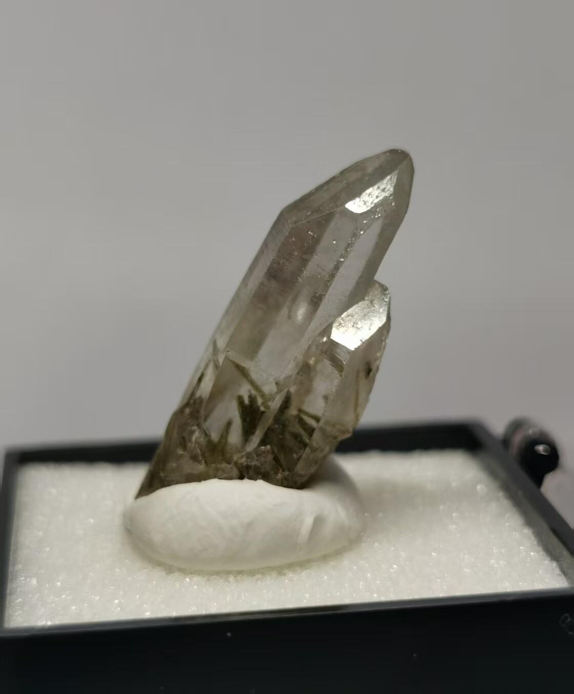 七河·世界世界币章杂件矿标化石小拍（总第38期） 藏家出品X746（10）巴西白水晶与绿碧玺共生水晶原石矿标（盒子矿） 本件拍品由合作藏家邮寄