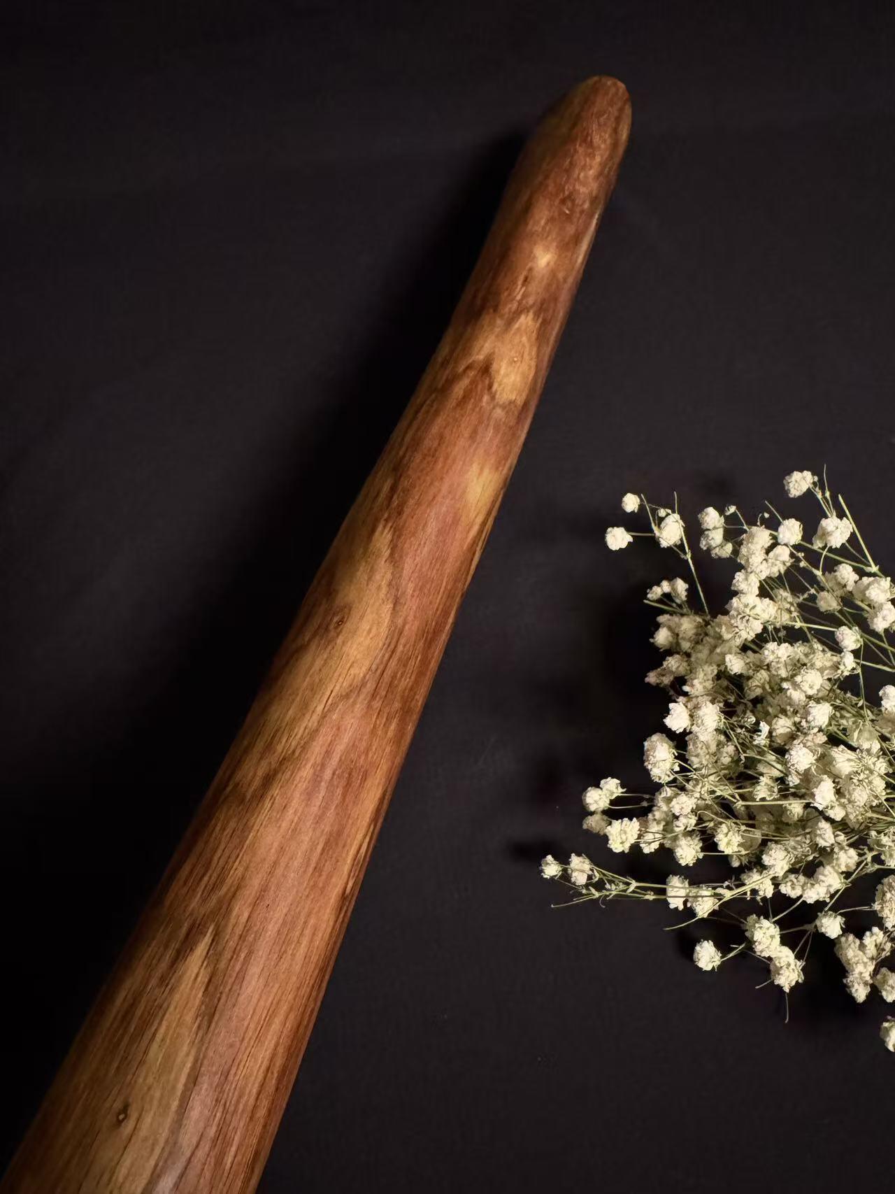 零元拍：NO.8终于在节前收到这批送出去加工的海南黄花梨随型把玩棍横财，这也许就是玩木头的乐趣吧，每一个花纹都独一无二，是自然与匠心的完美邂逅。 它保留了木材最本真的曲线，每一处起伏都像是时光在木头上留下的指纹。尺寸：453/37/80MM