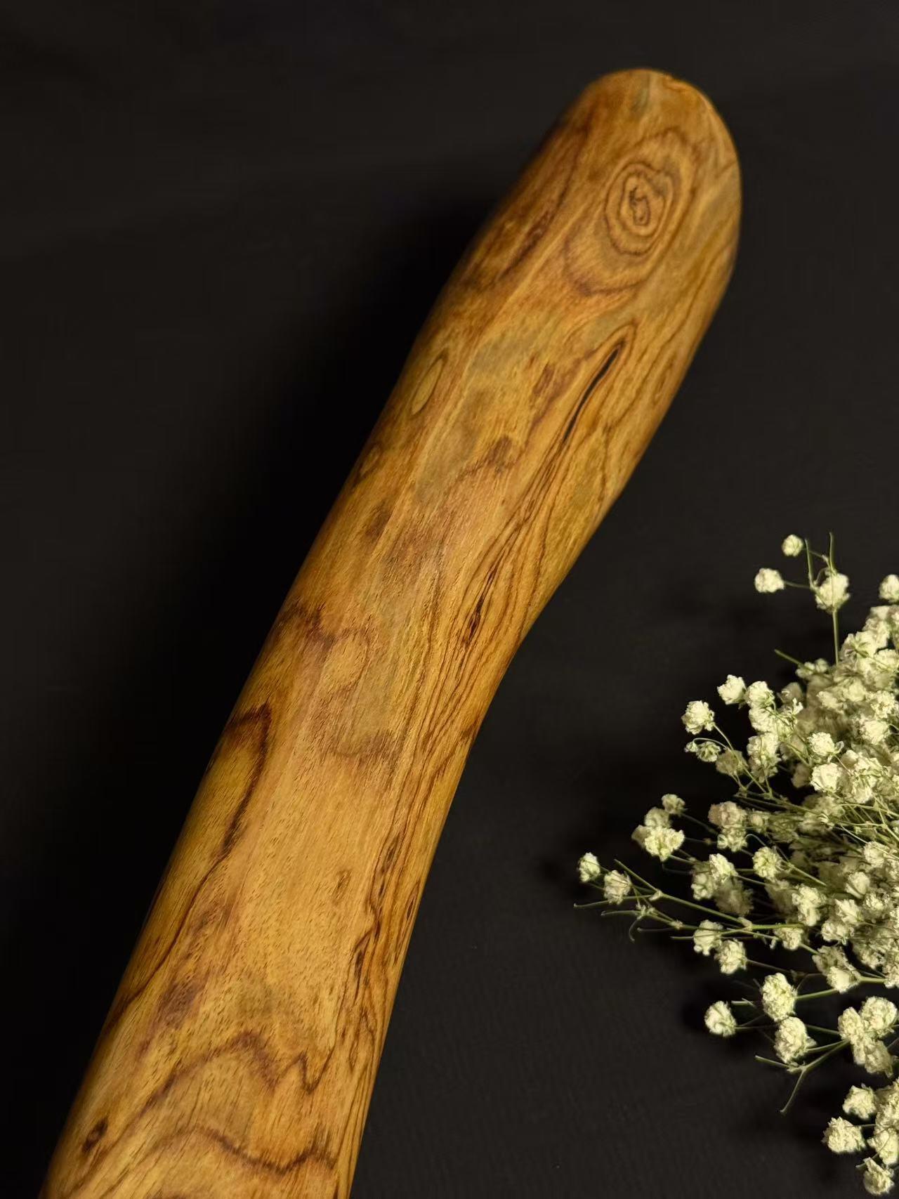 零元拍：NO.8终于在节前收到这批送出去加工的海南黄花梨随型把玩棍横财，这也许就是玩木头的乐趣吧，每一个花纹都独一无二，是自然与匠心的完美邂逅。 它保留了木材最本真的曲线，每一处起伏都像是时光在木头上留下的指纹。尺寸：453/37/80MM