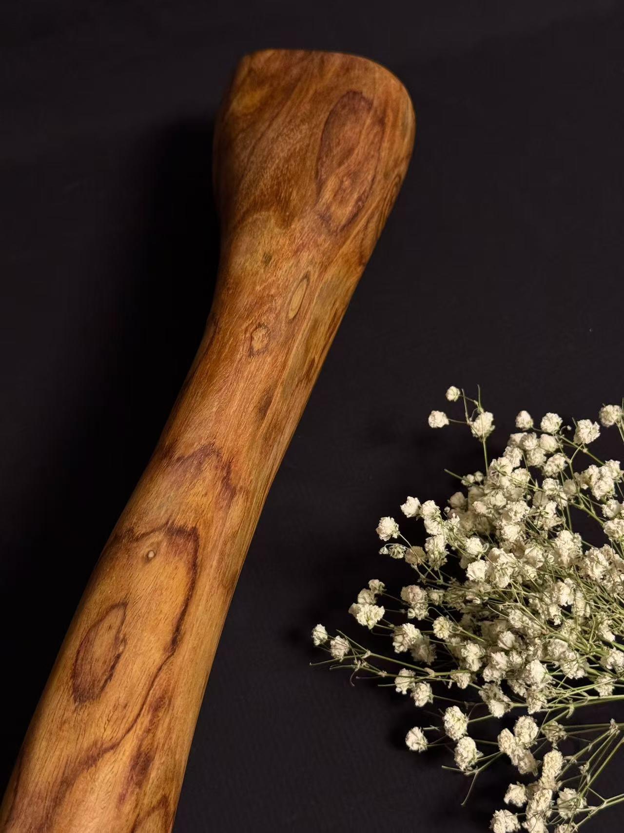 零元拍：NO.8终于在节前收到这批送出去加工的海南黄花梨随型把玩棍横财，这也许就是玩木头的乐趣吧，每一个花纹都独一无二，是自然与匠心的完美邂逅。 它保留了木材最本真的曲线，每一处起伏都像是时光在木头上留下的指纹。尺寸：453/37/80MM