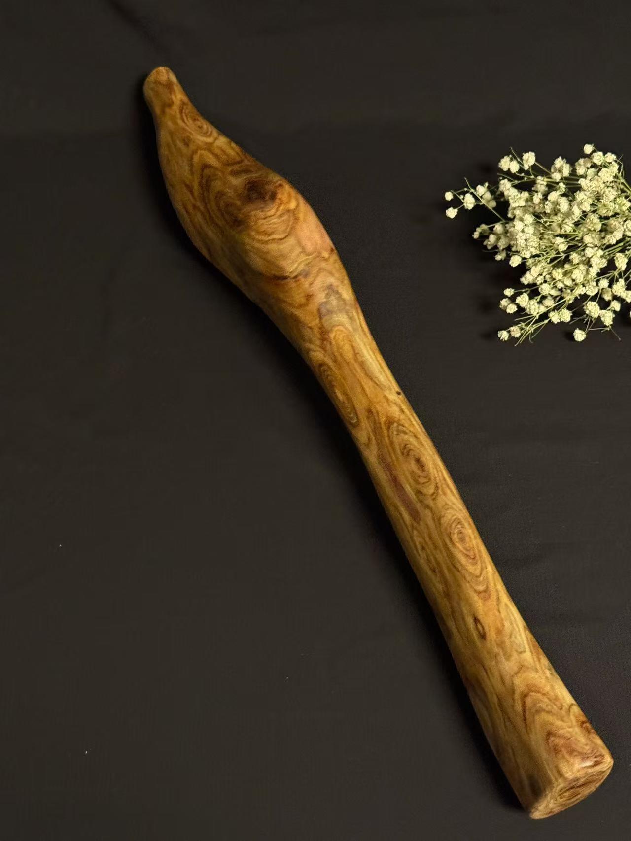 零元拍：NO.6终于在节前收到这批送出去加工的海南黄花梨随型把玩棍横财，这也许就是玩木头的乐趣吧，每一个花纹都独一无二，是自然与匠心的完美邂逅。 它保留了木材最本真的曲线，每一处起伏都像是时光在木头上留下的指纹。尺寸：550/55/30MM