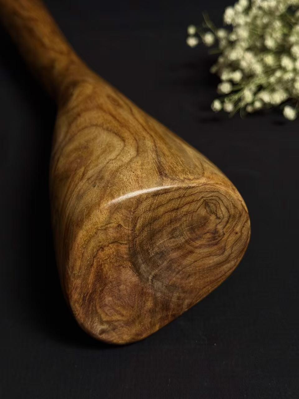 零元拍：NO.8终于在节前收到这批送出去加工的海南黄花梨随型把玩棍横财，这也许就是玩木头的乐趣吧，每一个花纹都独一无二，是自然与匠心的完美邂逅。 它保留了木材最本真的曲线，每一处起伏都像是时光在木头上留下的指纹。尺寸：453/37/80MM