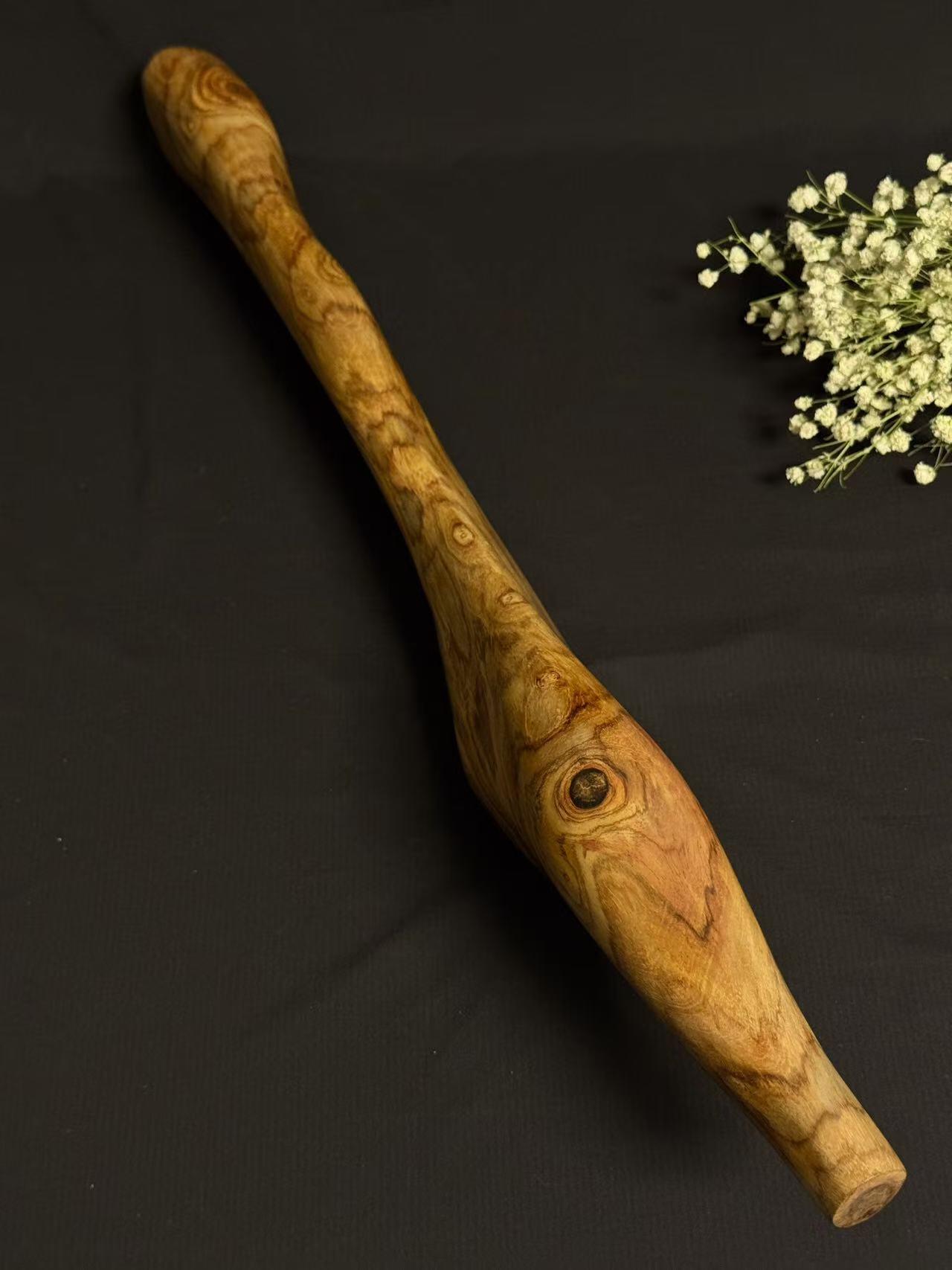 零元拍：NO.6终于在节前收到这批送出去加工的海南黄花梨随型把玩棍横财，这也许就是玩木头的乐趣吧，每一个花纹都独一无二，是自然与匠心的完美邂逅。 它保留了木材最本真的曲线，每一处起伏都像是时光在木头上留下的指纹。尺寸：550/55/30MM