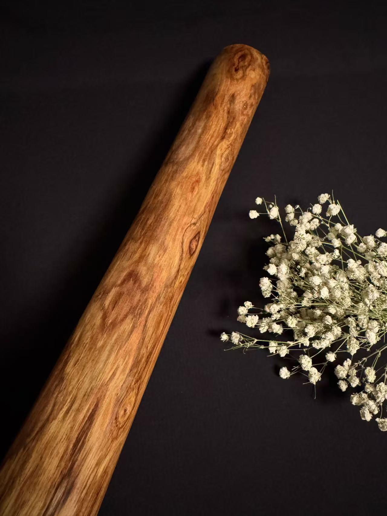 零元拍：NO.8终于在节前收到这批送出去加工的海南黄花梨随型把玩棍横财，这也许就是玩木头的乐趣吧，每一个花纹都独一无二，是自然与匠心的完美邂逅。 它保留了木材最本真的曲线，每一处起伏都像是时光在木头上留下的指纹。尺寸：453/37/80MM