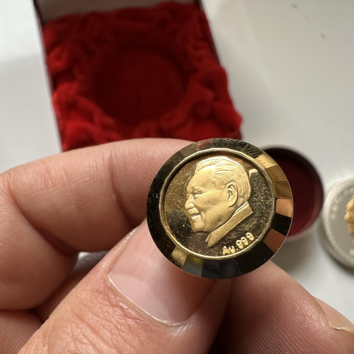 🌹外币初藏🌹🐯2026年第21场 正月十五正常发货 邓小平百年诞辰 金质胸章 含纯金0.3克