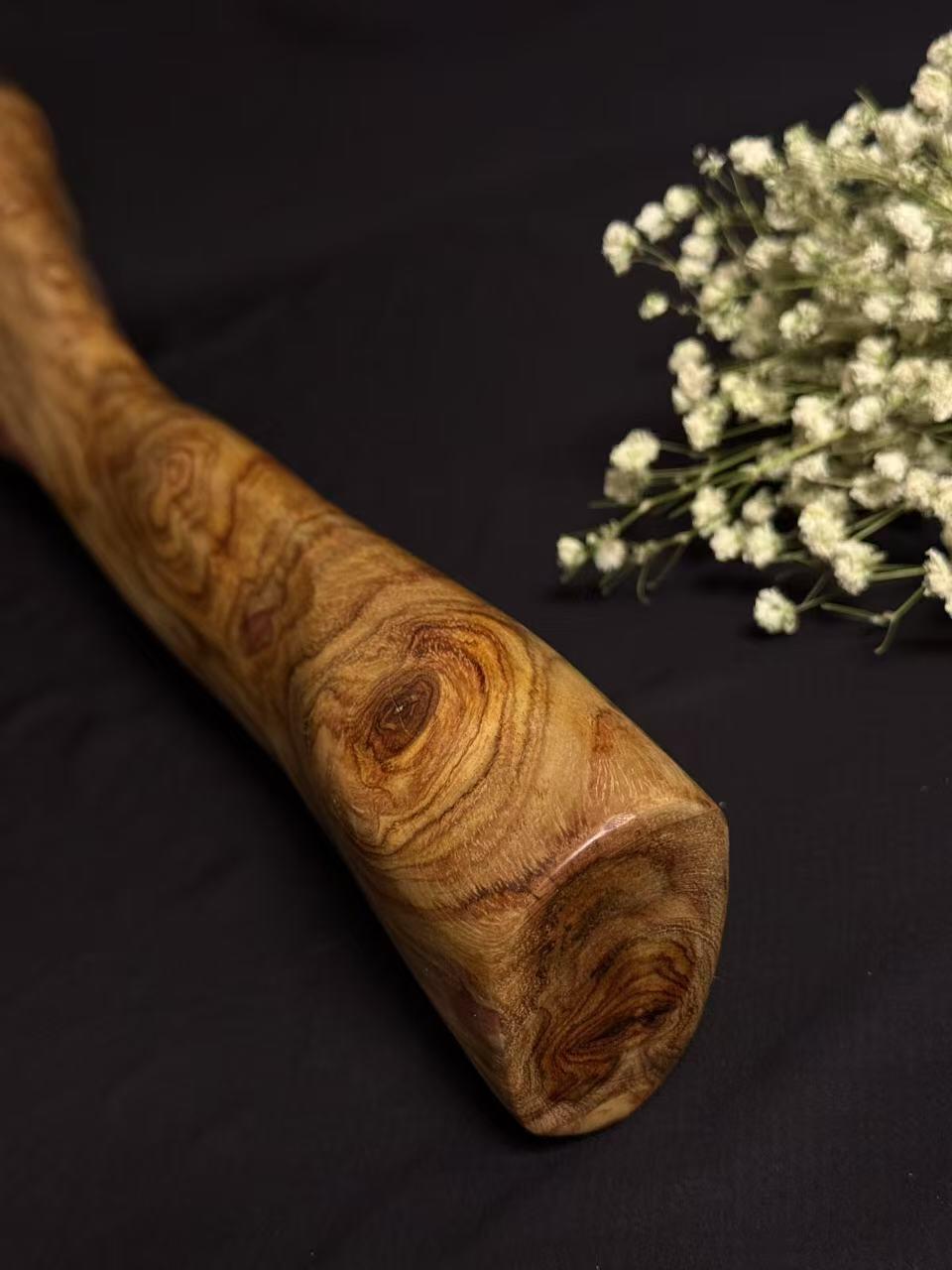 零元拍：NO.6终于在节前收到这批送出去加工的海南黄花梨随型把玩棍横财，这也许就是玩木头的乐趣吧，每一个花纹都独一无二，是自然与匠心的完美邂逅。 它保留了木材最本真的曲线，每一处起伏都像是时光在木头上留下的指纹。尺寸：550/55/30MM