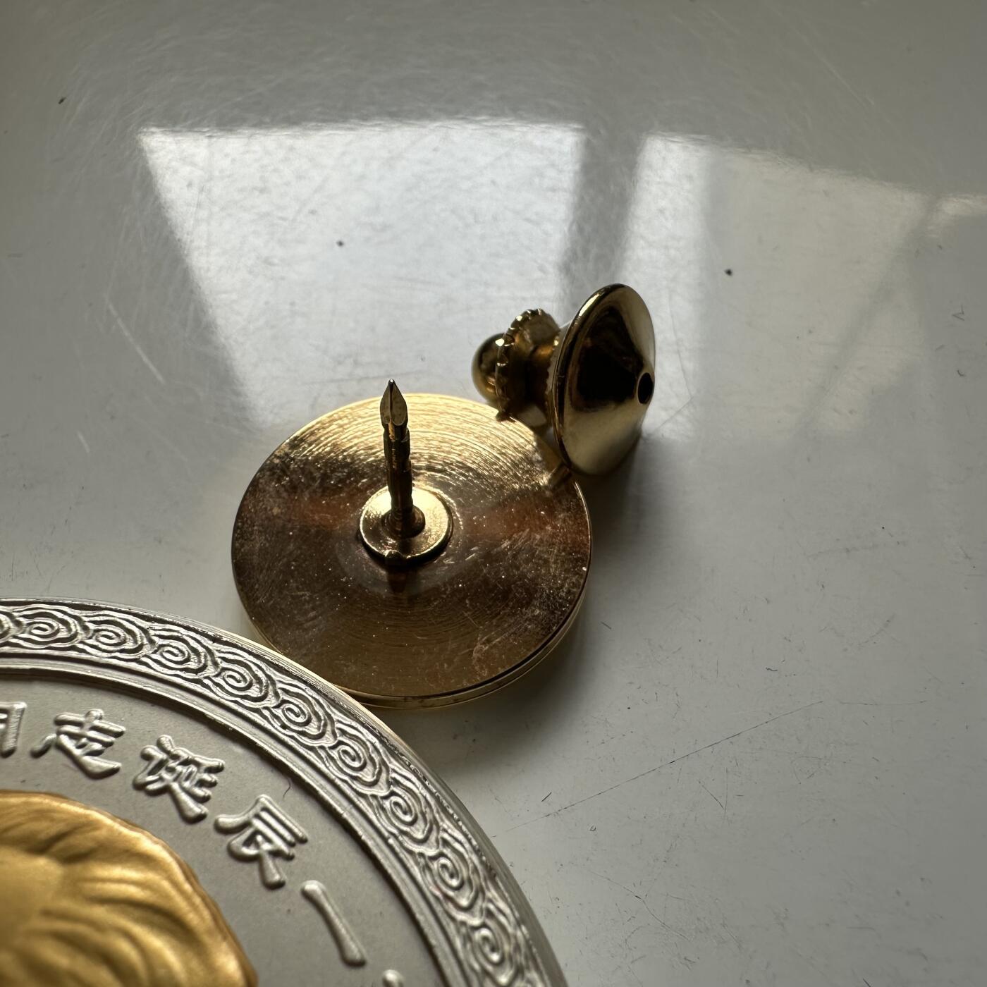 🌹外币初藏🌹🐯2026年第21场 正月十五正常发货 邓小平百年诞辰 金质胸章 含纯金0.3克