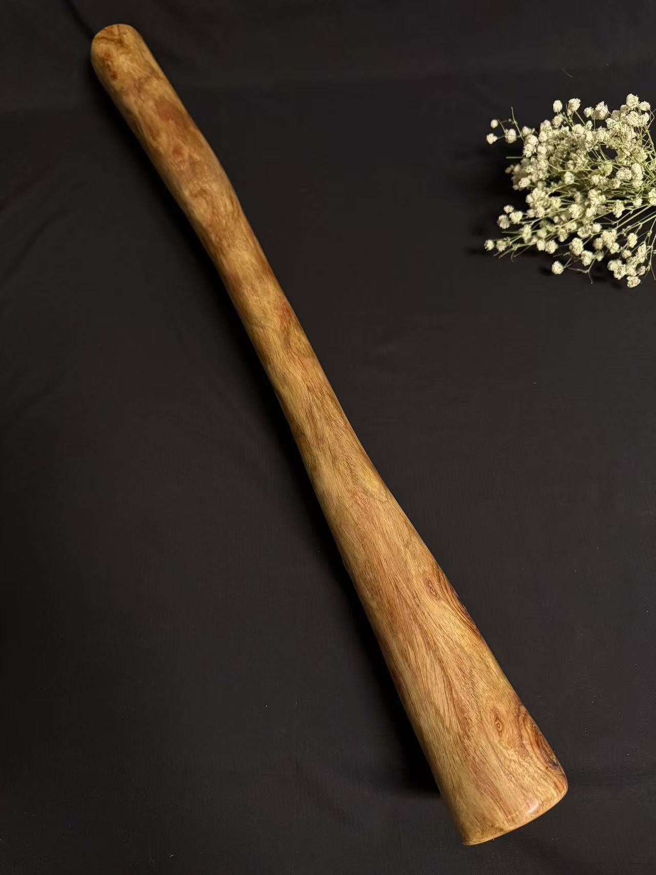 零元拍：NO.7终于在节前收到这批送出去加工的海南黄花梨随型把玩棍横财，这也许就是玩木头的乐趣吧，每一个花纹都独一无二，是自然与匠心的完美邂逅。 它保留了木材最本真的曲线，每一处起伏都像是时光在木头上留下的指纹。尺寸：626/55/60MM