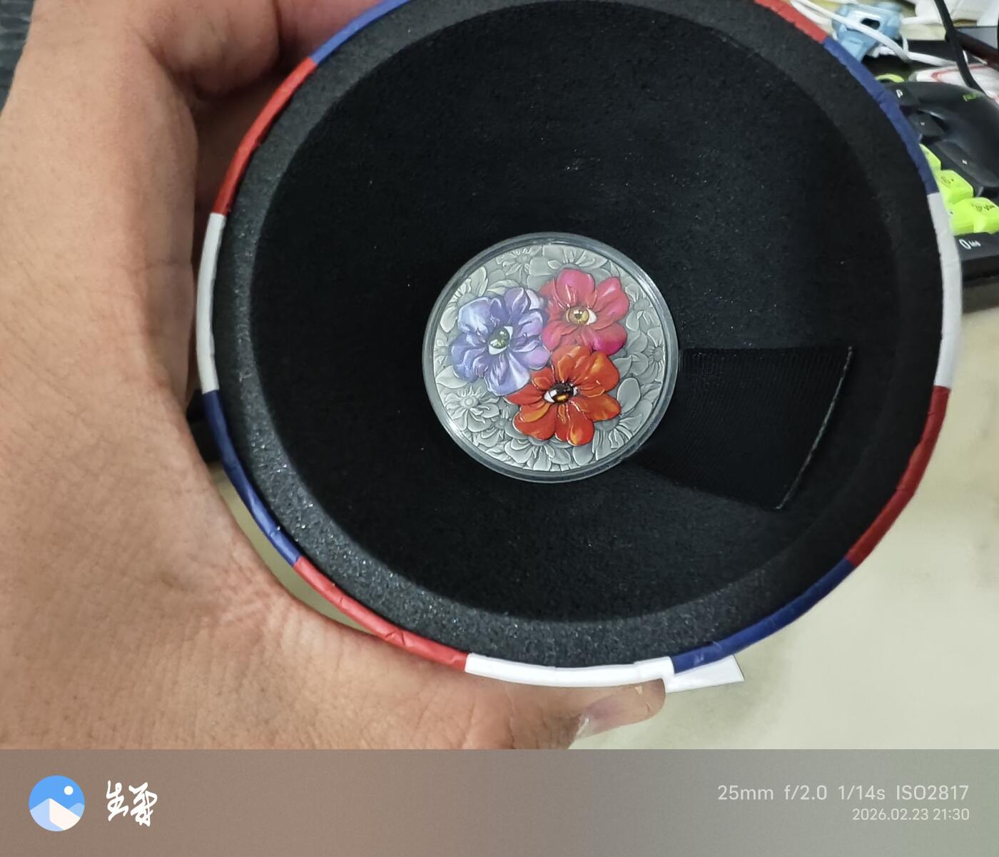 2021年纽埃发行童话古灵精怪的眼睛1盎司999银高浮雕彩色UV印刷纪念银币