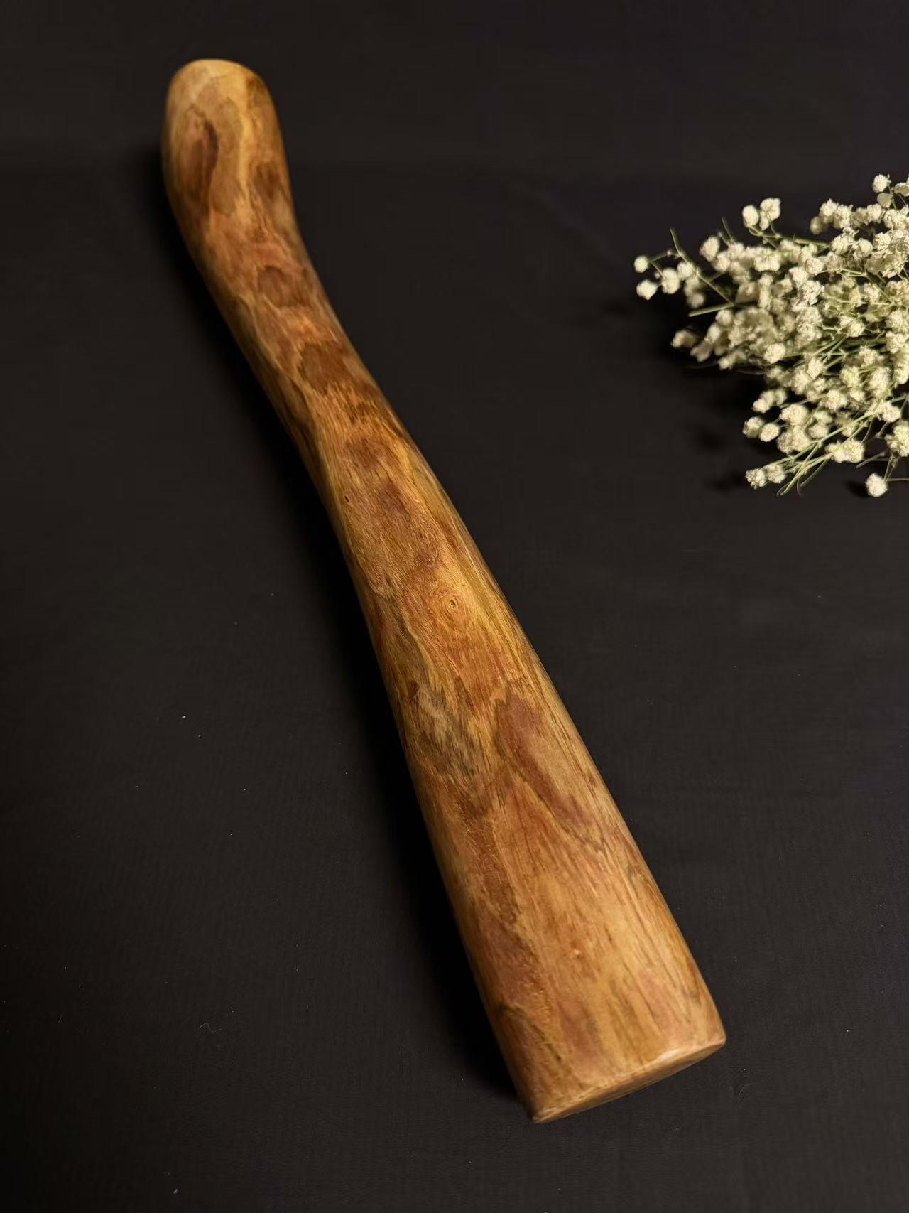 零元拍：NO.5终于在节前收到这批送出去加工的海南黄花梨随型把玩棍横财，这也许就是玩木头的乐趣吧，每一个花纹都独一无二，是自然与匠心的完美邂逅。 它保留了木材最本真的曲线，每一处起伏都像是时光在木头上留下的指纹。尺寸：430/45/50MM