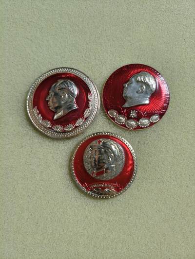 像章三枚， - 像章三枚，