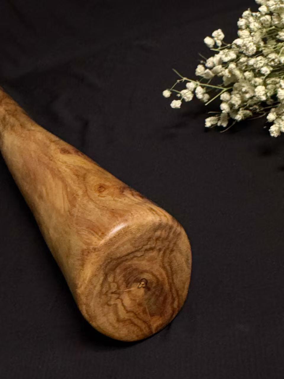 零元拍：NO.7终于在节前收到这批送出去加工的海南黄花梨随型把玩棍横财，这也许就是玩木头的乐趣吧，每一个花纹都独一无二，是自然与匠心的完美邂逅。 它保留了木材最本真的曲线，每一处起伏都像是时光在木头上留下的指纹。尺寸：626/55/60MM