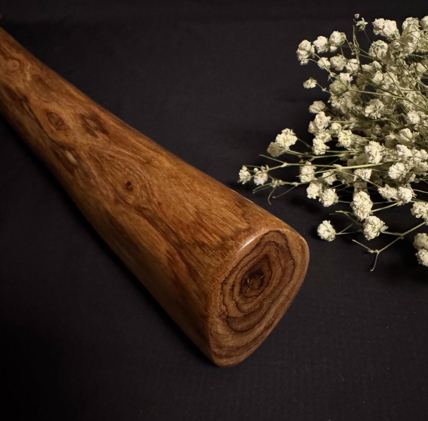 零元拍：NO.8终于在节前收到这批送出去加工的海南黄花梨随型把玩棍横财，这也许就是玩木头的乐趣吧，每一个花纹都独一无二，是自然与匠心的完美邂逅。 它保留了木材最本真的曲线，每一处起伏都像是时光在木头上留下的指纹。尺寸：453/37/80MM