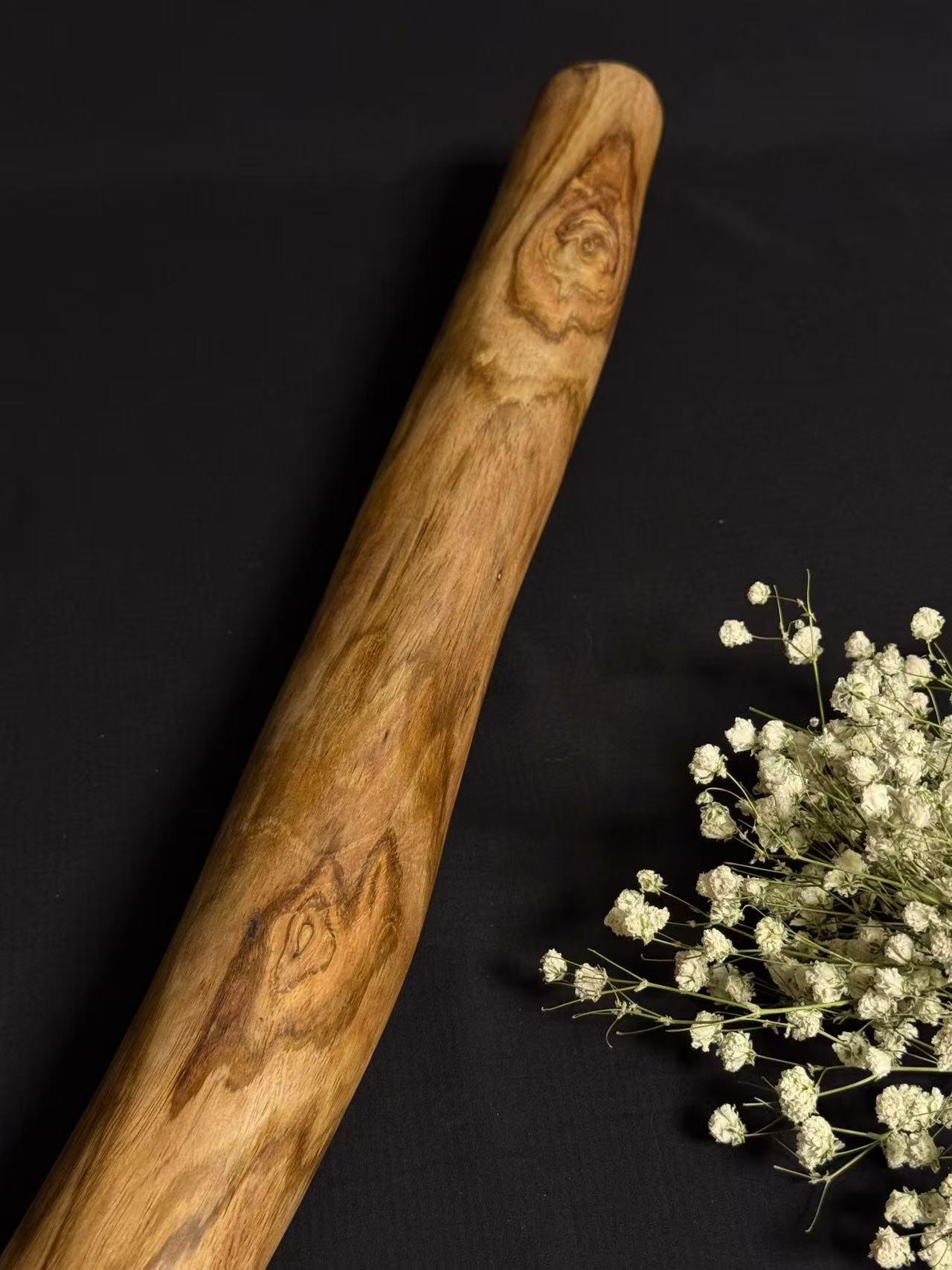 零元拍：NO.4终于在节前收到这批送出去加工的海南黄花梨随型把玩棍横财，这也许就是玩木头的乐趣吧，每一个花纹都独一无二，是自然与匠心的完美邂逅。 它保留了木材最本真的曲线，每一处起伏都像是时光在木头上留下的指纹。尺寸：585/50/36MM