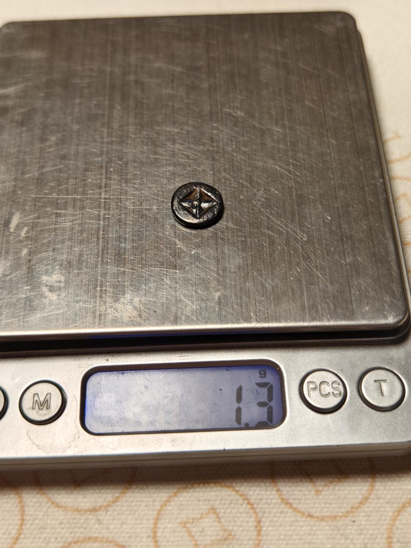 抚柳草堂-第十三期（贺新春首场）章牌钱币  奖章勋章限时免佣 满百包邮 放漏专场 三佛齐王国末期至满者伯夷王国早期打制小银币 1.3g重 正面有檀香花徽记，背面爪哇岛文，面值1 Unit或称Masa