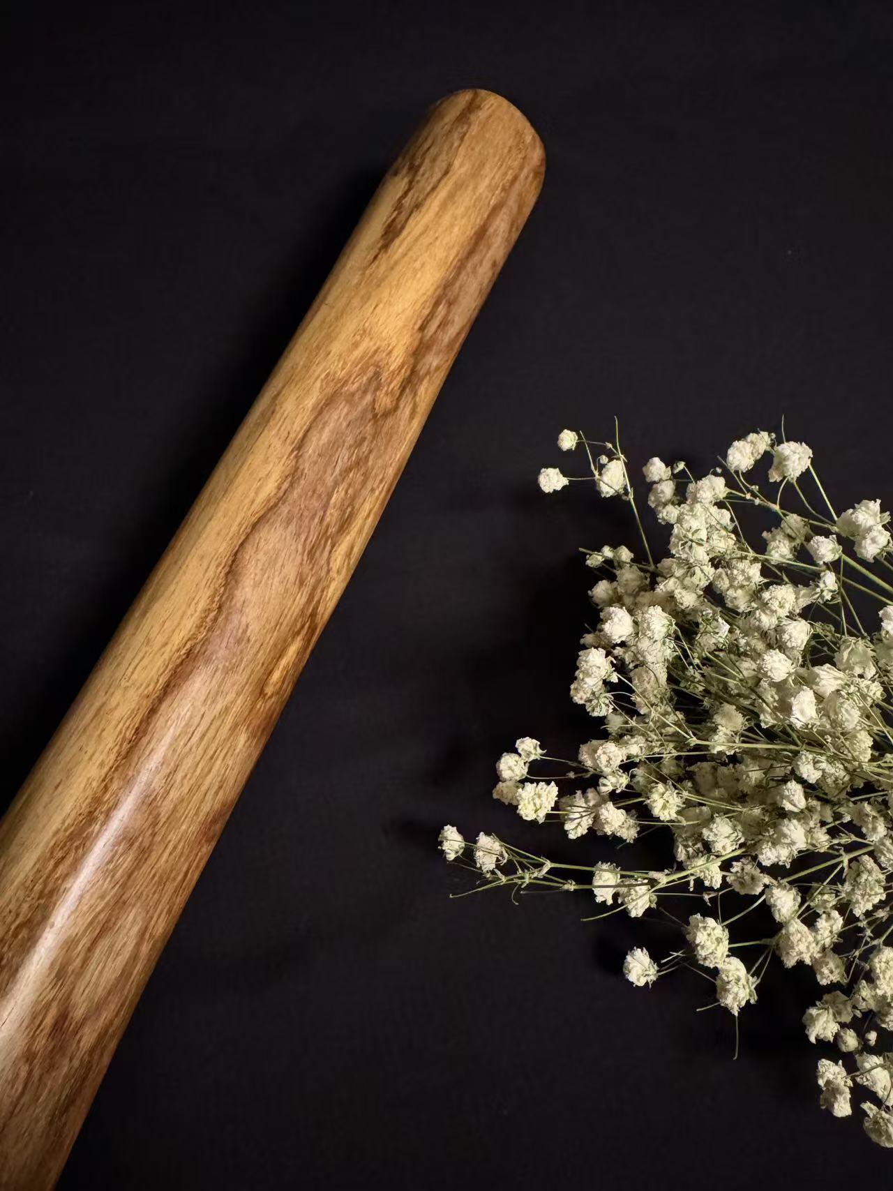 零元拍：NO.5终于在节前收到这批送出去加工的海南黄花梨随型把玩棍横财，这也许就是玩木头的乐趣吧，每一个花纹都独一无二，是自然与匠心的完美邂逅。 它保留了木材最本真的曲线，每一处起伏都像是时光在木头上留下的指纹。尺寸：430/45/50MM