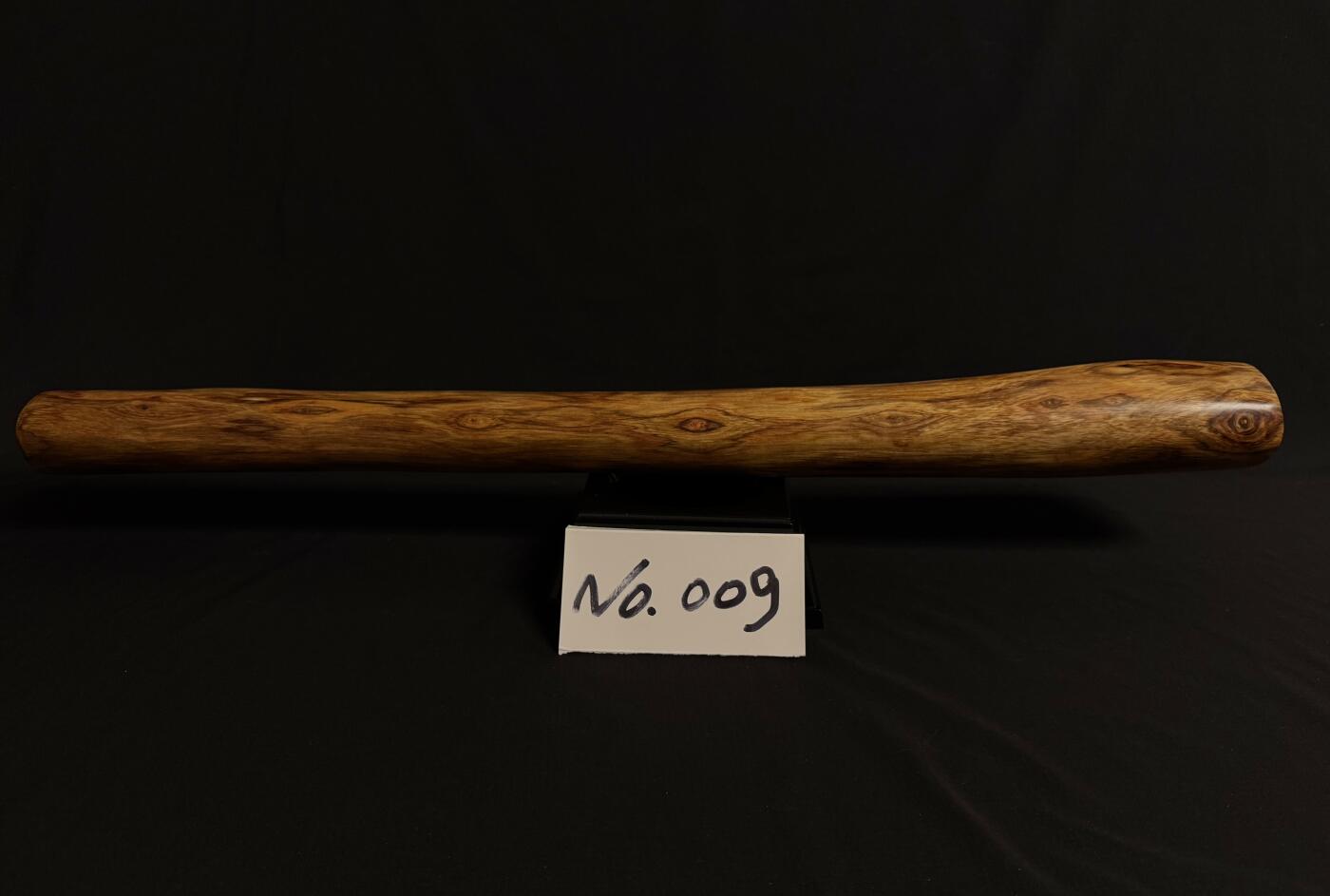 零元拍：NO.8终于在节前收到这批送出去加工的海南黄花梨随型把玩棍横财，这也许就是玩木头的乐趣吧，每一个花纹都独一无二，是自然与匠心的完美邂逅。 它保留了木材最本真的曲线，每一处起伏都像是时光在木头上留下的指纹。尺寸：453/37/80MM