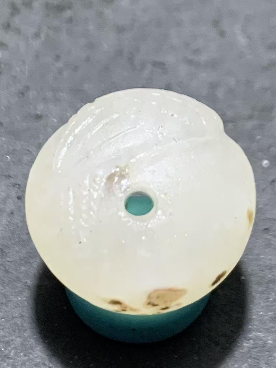 精美满冰飘亚光战国红玛瑙手工俏色巧雕喜鹊随形珠一个