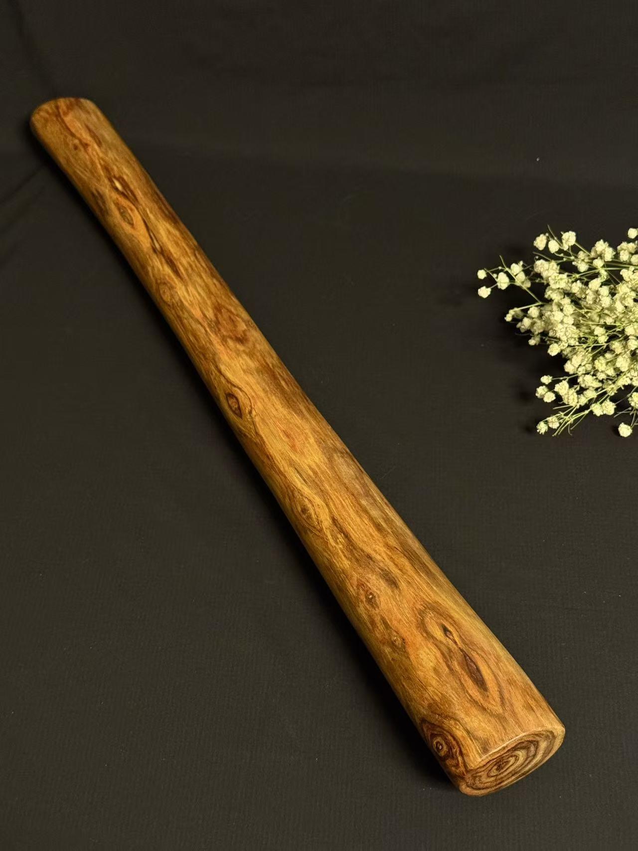 零元拍：NO.8终于在节前收到这批送出去加工的海南黄花梨随型把玩棍横财，这也许就是玩木头的乐趣吧，每一个花纹都独一无二，是自然与匠心的完美邂逅。 它保留了木材最本真的曲线，每一处起伏都像是时光在木头上留下的指纹。尺寸：453/37/80MM