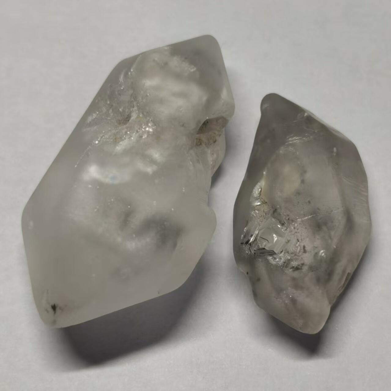 七河·世界世界币章杂件矿标化石小拍（总第38期） 藏家出品 X680（10）水冲皮 贵州闪灵水晶2件 本件拍品由合作藏家邮寄