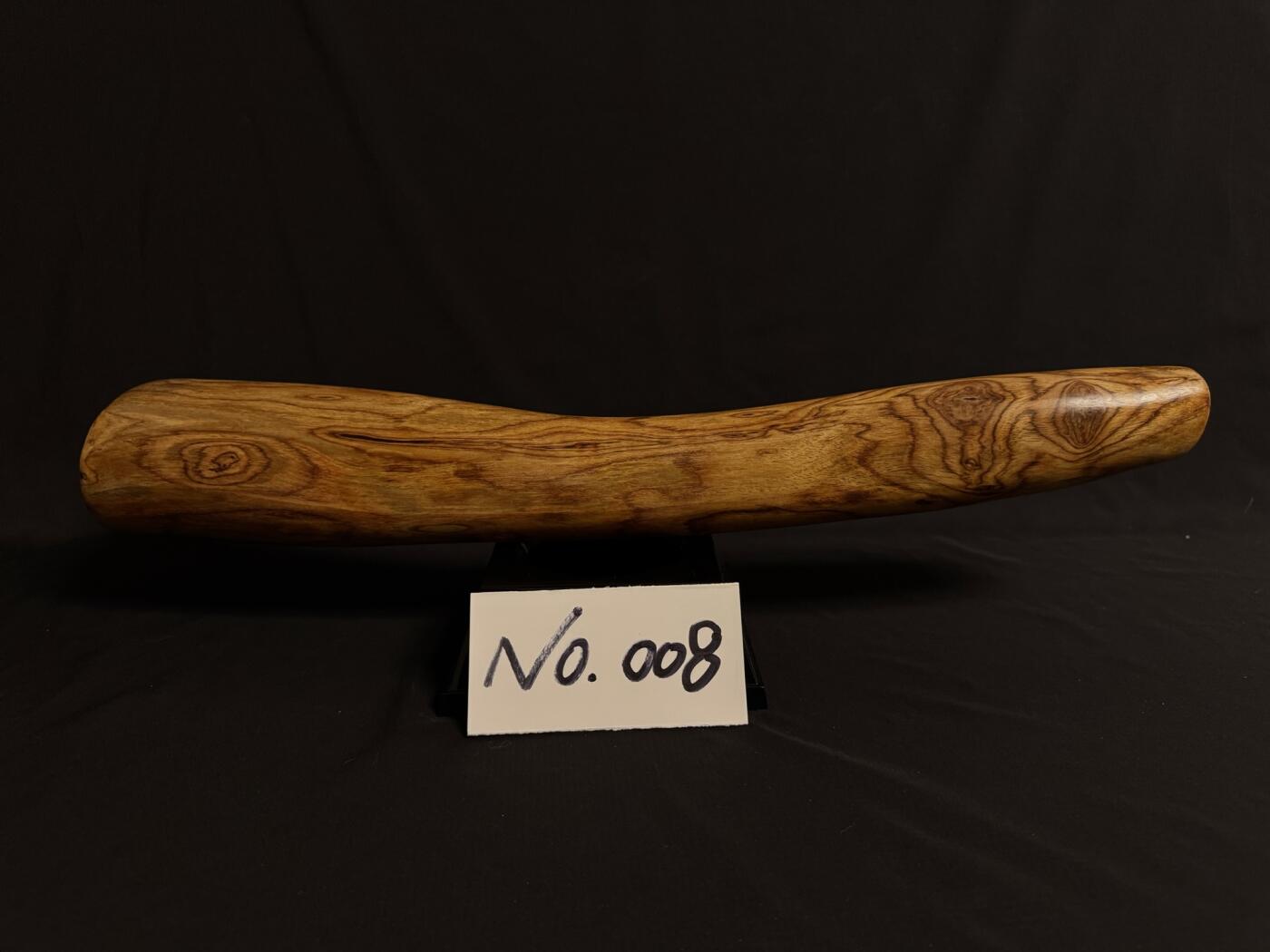 零元拍：NO.8终于在节前收到这批送出去加工的海南黄花梨随型把玩棍横财，这也许就是玩木头的乐趣吧，每一个花纹都独一无二，是自然与匠心的完美邂逅。 它保留了木材最本真的曲线，每一处起伏都像是时光在木头上留下的指纹。尺寸：453/37/80MM