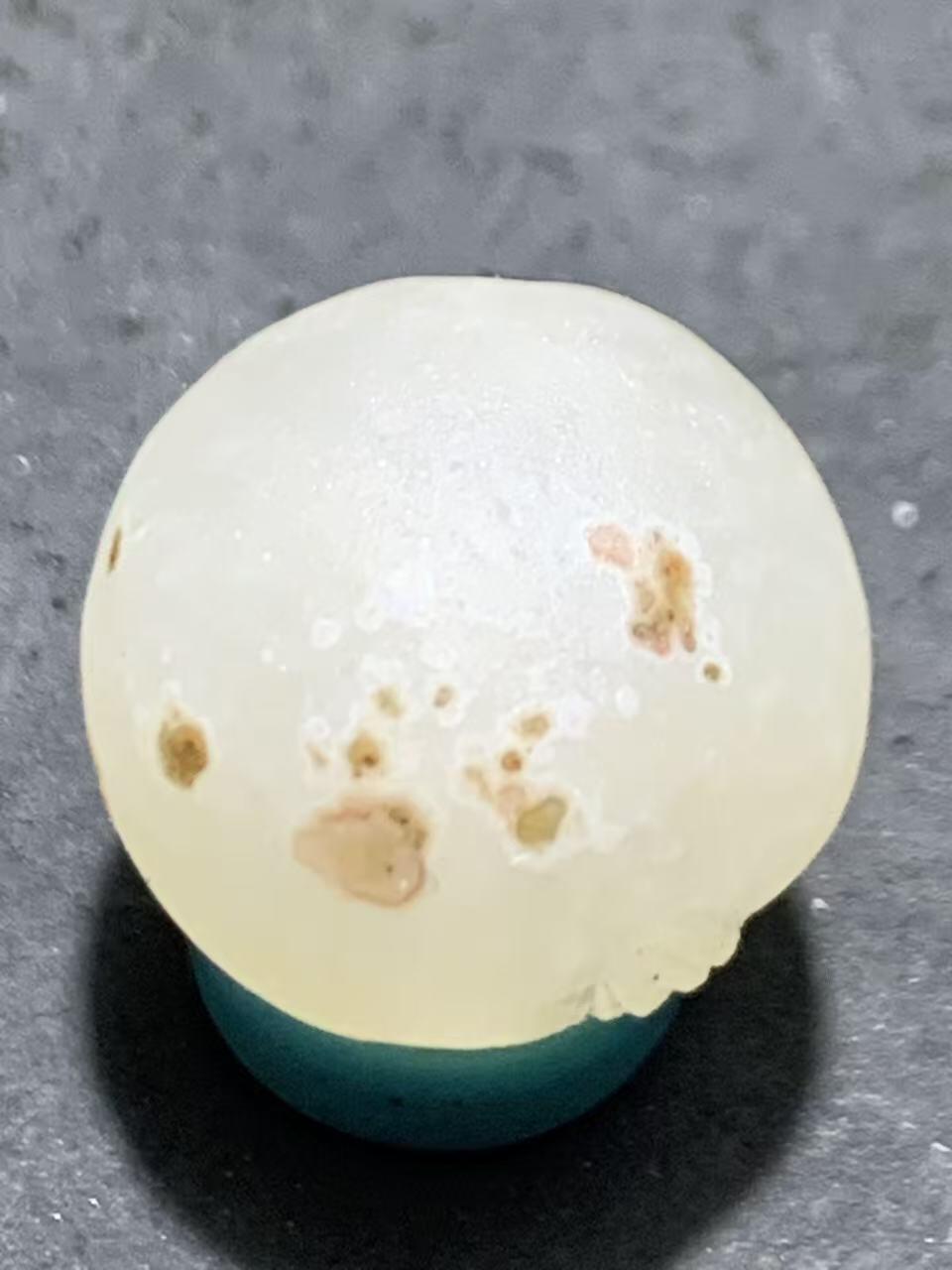 精美满冰飘亚光战国红玛瑙手工俏色巧雕喜鹊随形珠一个