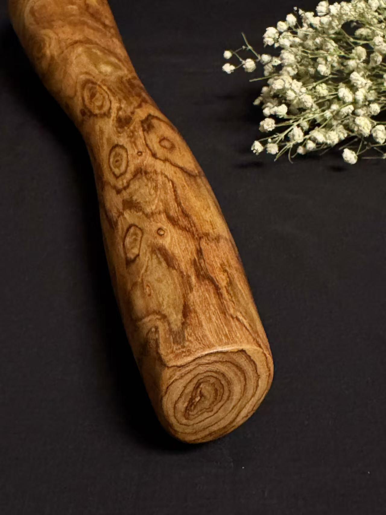 零元拍：NO.8终于在节前收到这批送出去加工的海南黄花梨随型把玩棍横财，这也许就是玩木头的乐趣吧，每一个花纹都独一无二，是自然与匠心的完美邂逅。 它保留了木材最本真的曲线，每一处起伏都像是时光在木头上留下的指纹。尺寸：453/37/80MM