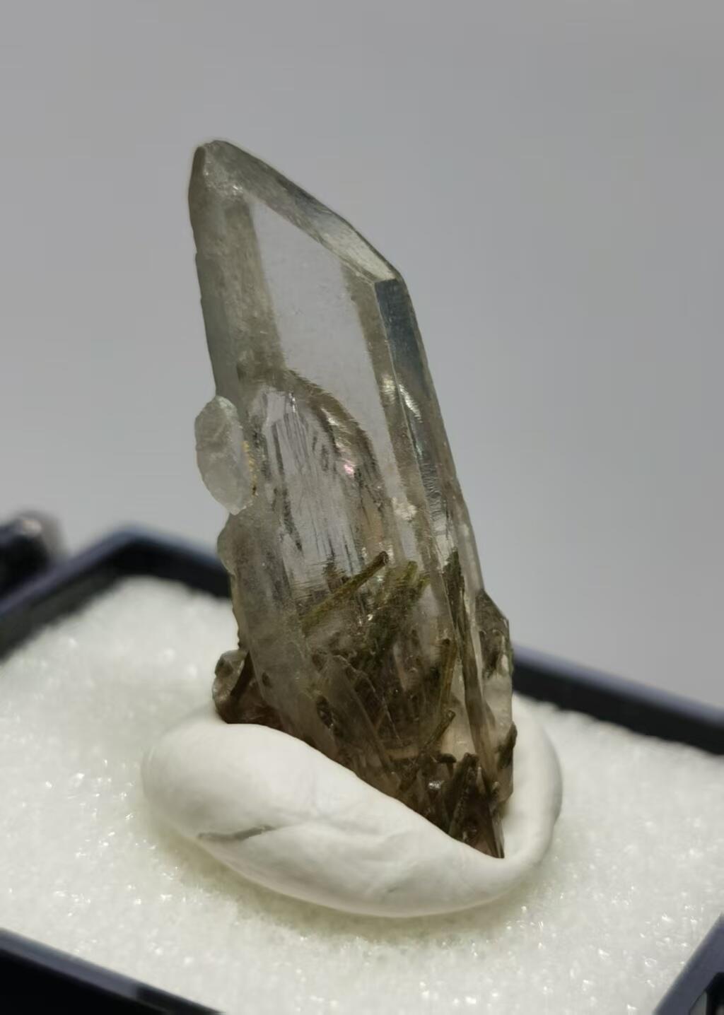 七河·世界世界币章杂件矿标化石小拍（总第38期） 藏家出品X746（10）巴西白水晶与绿碧玺共生水晶原石矿标（盒子矿） 本件拍品由合作藏家邮寄