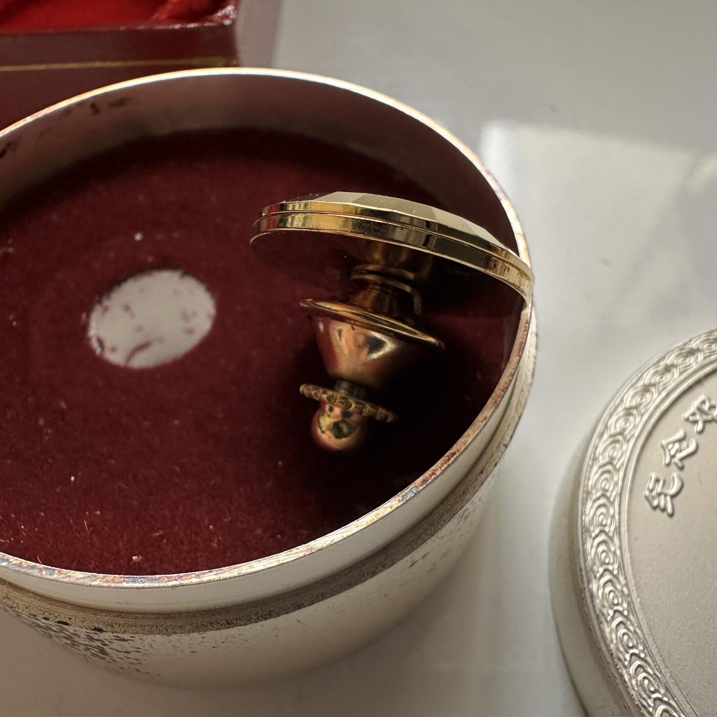 🌹外币初藏🌹🐯2026年第21场 正月十五正常发货 邓小平百年诞辰 金质胸章 含纯金0.3克