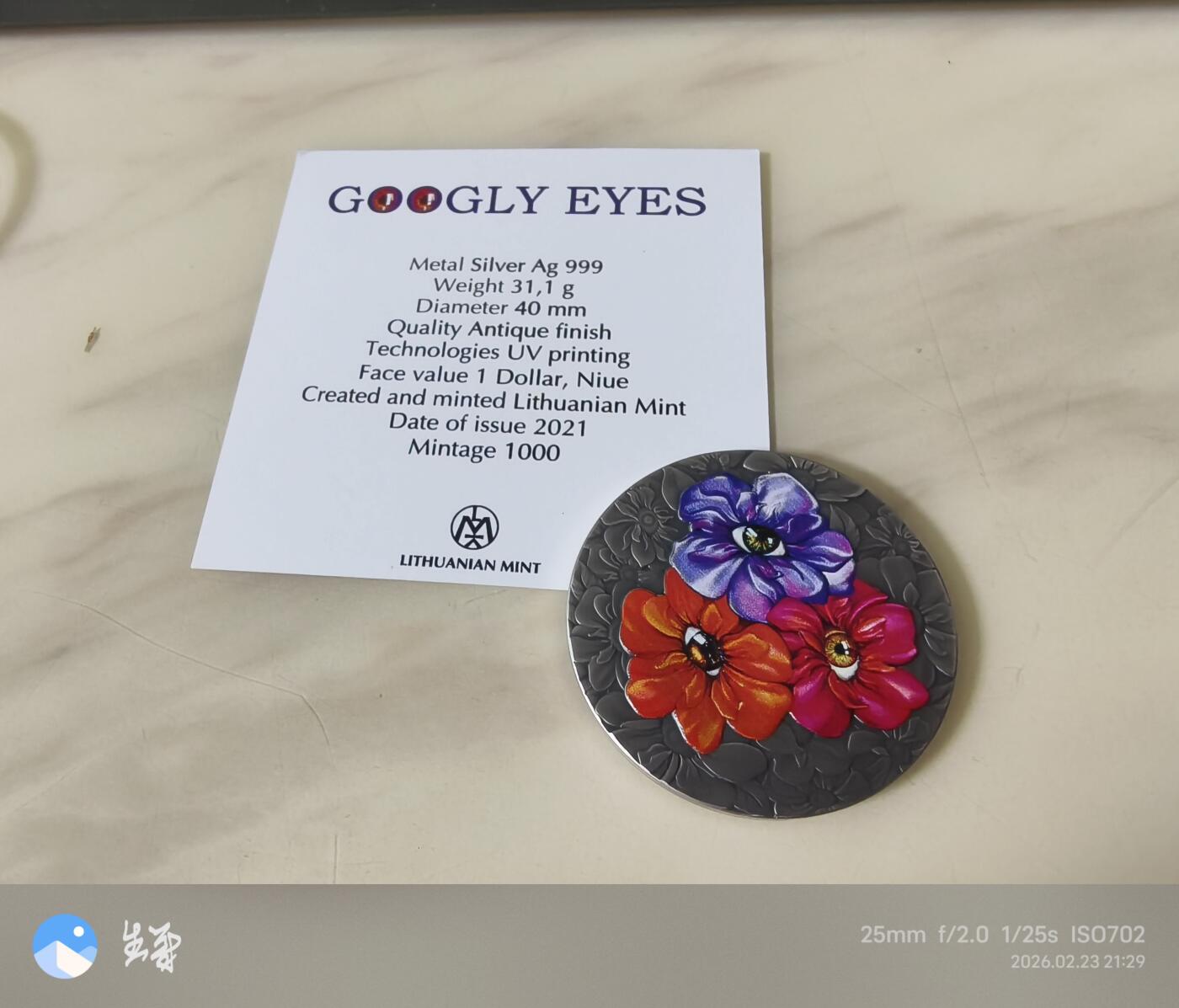 2021年纽埃发行童话古灵精怪的眼睛1盎司999银高浮雕彩色UV印刷纪念银币