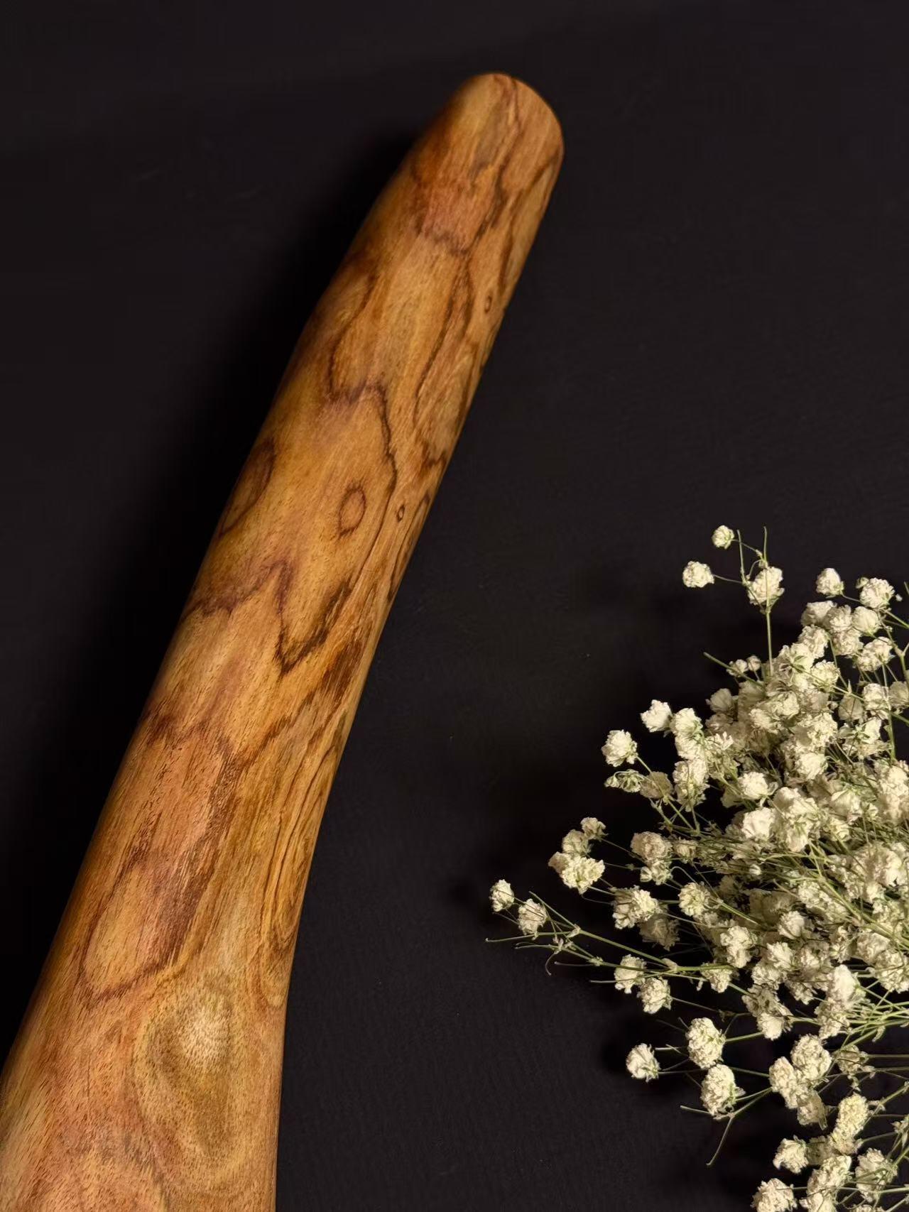 零元拍：NO.8终于在节前收到这批送出去加工的海南黄花梨随型把玩棍横财，这也许就是玩木头的乐趣吧，每一个花纹都独一无二，是自然与匠心的完美邂逅。 它保留了木材最本真的曲线，每一处起伏都像是时光在木头上留下的指纹。尺寸：453/37/80MM