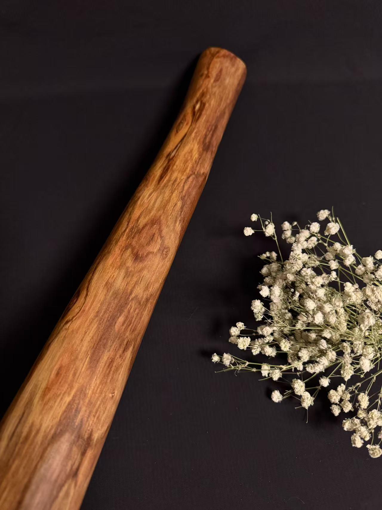 零元拍：NO.8终于在节前收到这批送出去加工的海南黄花梨随型把玩棍横财，这也许就是玩木头的乐趣吧，每一个花纹都独一无二，是自然与匠心的完美邂逅。 它保留了木材最本真的曲线，每一处起伏都像是时光在木头上留下的指纹。尺寸：453/37/80MM