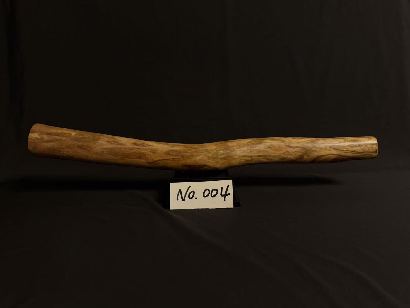 零元拍：NO.4终于在节前收到这批送出去加工的海南黄花梨随型把玩棍横财，这也许就是玩木头的乐趣吧，每一个花纹都独一无二，是自然与匠心的完美邂逅。 它保留了木材最本真的曲线，每一处起伏都像是时光在木头上留下的指纹。尺寸：585/50/36MM