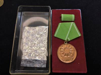 云宸嘉赏-勋臻佳藏新年快速场次（快拍 低佣 一元一手）（新年期间快递正常发） - 民主德国内政部人民警察优秀服役（奖励性）奖章带略 美品一套 早期绒布盒