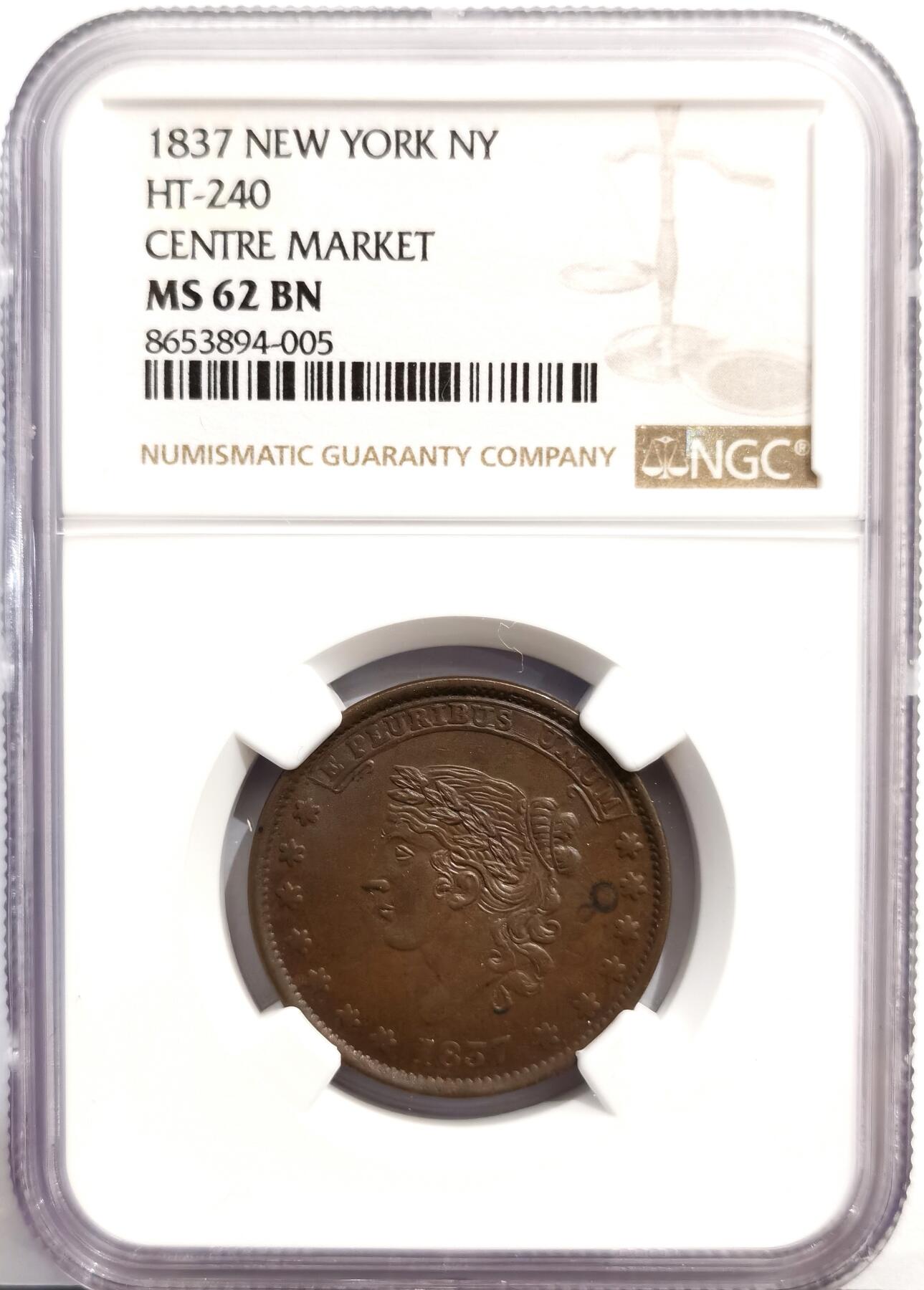 博洋堂世界钱币拍卖第162期（全场包邮） NGC MS62BN 美国1837年纽约中央市场代币，非常少见的美国艰难时期代币，正值美国历史上著名的“1837年经济大恐慌”时期，当时经济萧条，政府停止铸造小额铜币，导致市面上流通的官方硬币极度匮乏，为了填补市场空白，私人商家、银行或政治团体开始铸造这种铜质代币（Token）用于找零或宣传。